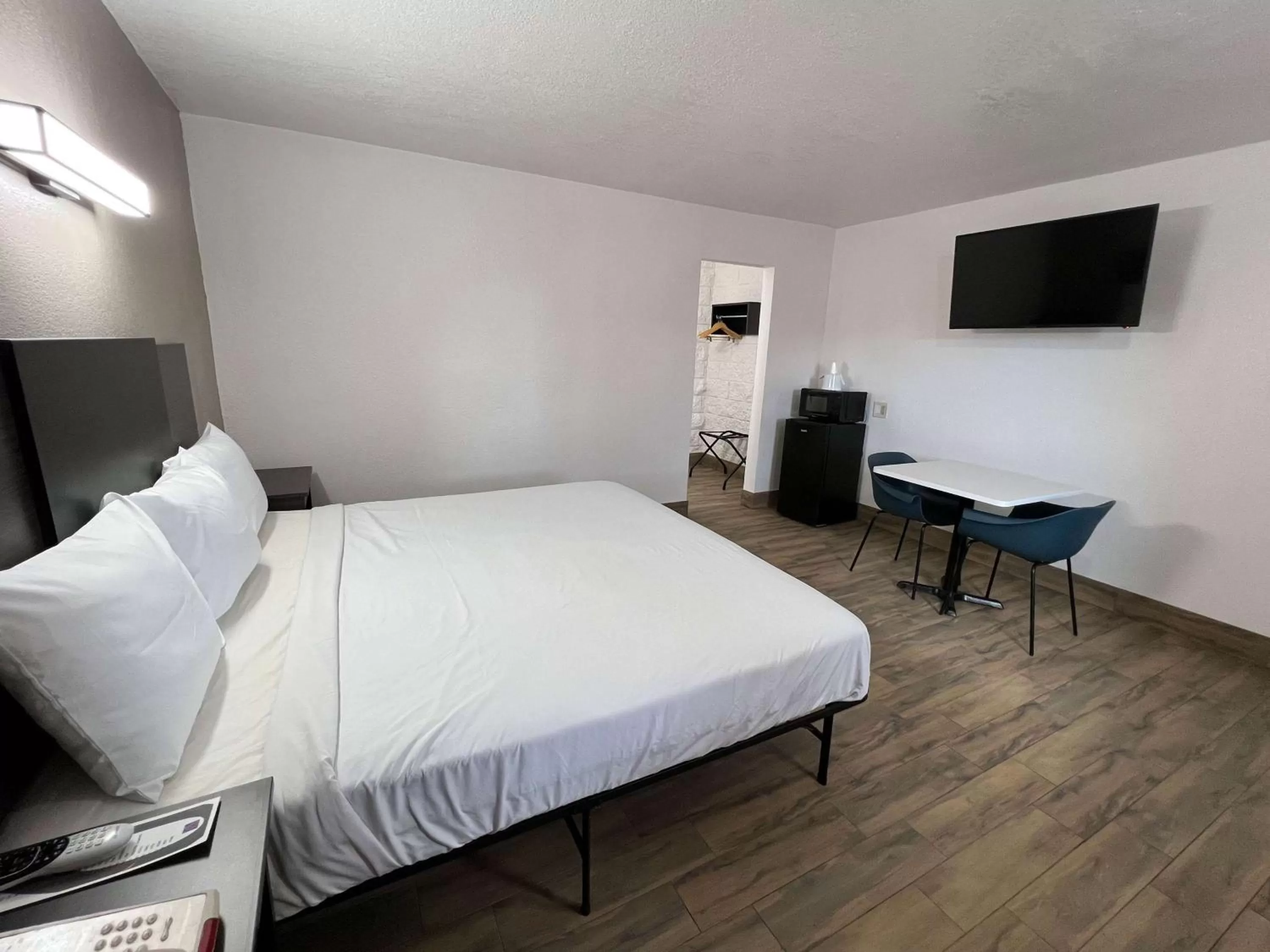 Queen Room - single occupancy - Disability Access - Roll in Shower in Motel 6-Orange, CA - Anaheim