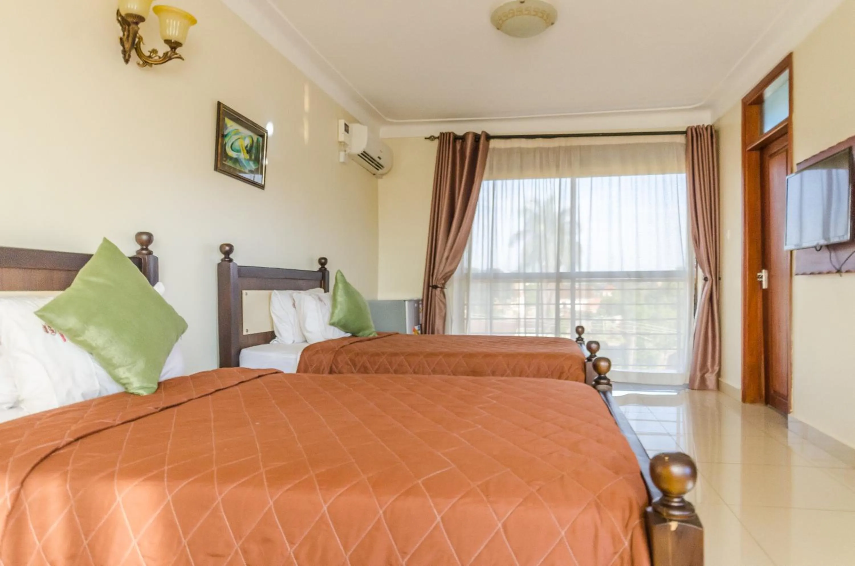 Twin Room with Balcony in Marie's Royale Hotel