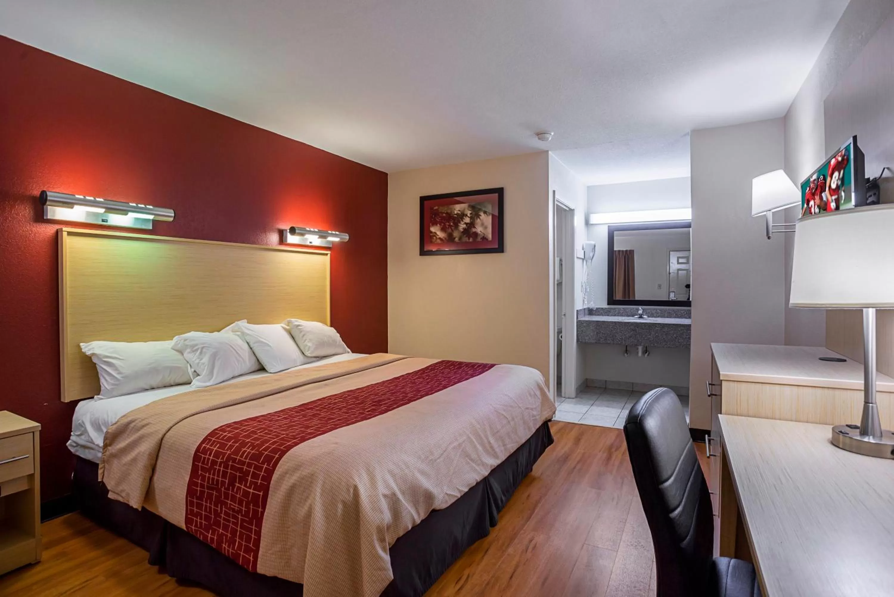 Standard King Room Smoking in Red Roof Inn West Memphis, AR