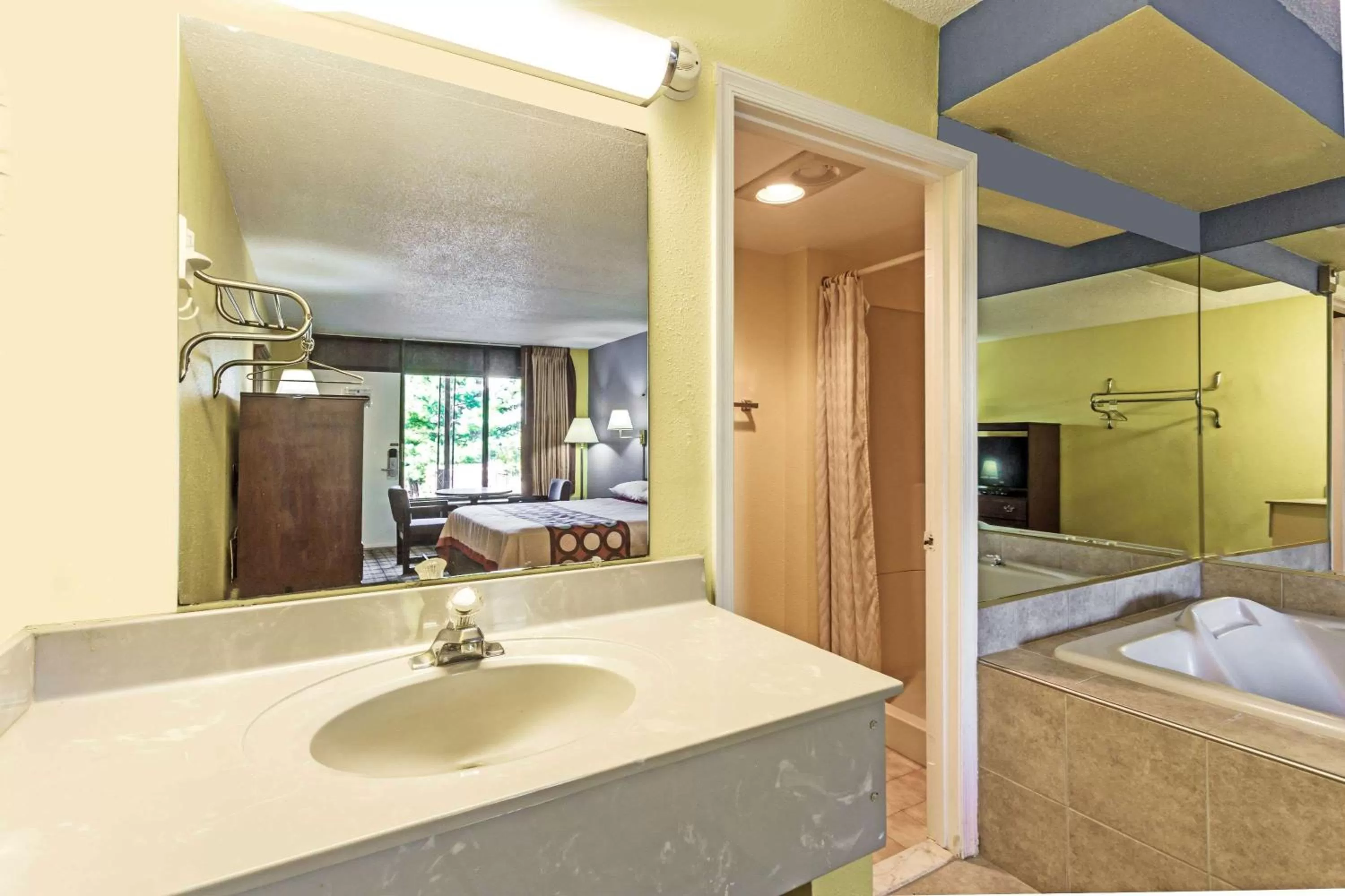 Deluxe King Room - Non-Smoking in Super 8 by Wyndham Jessup/Baltimore Area