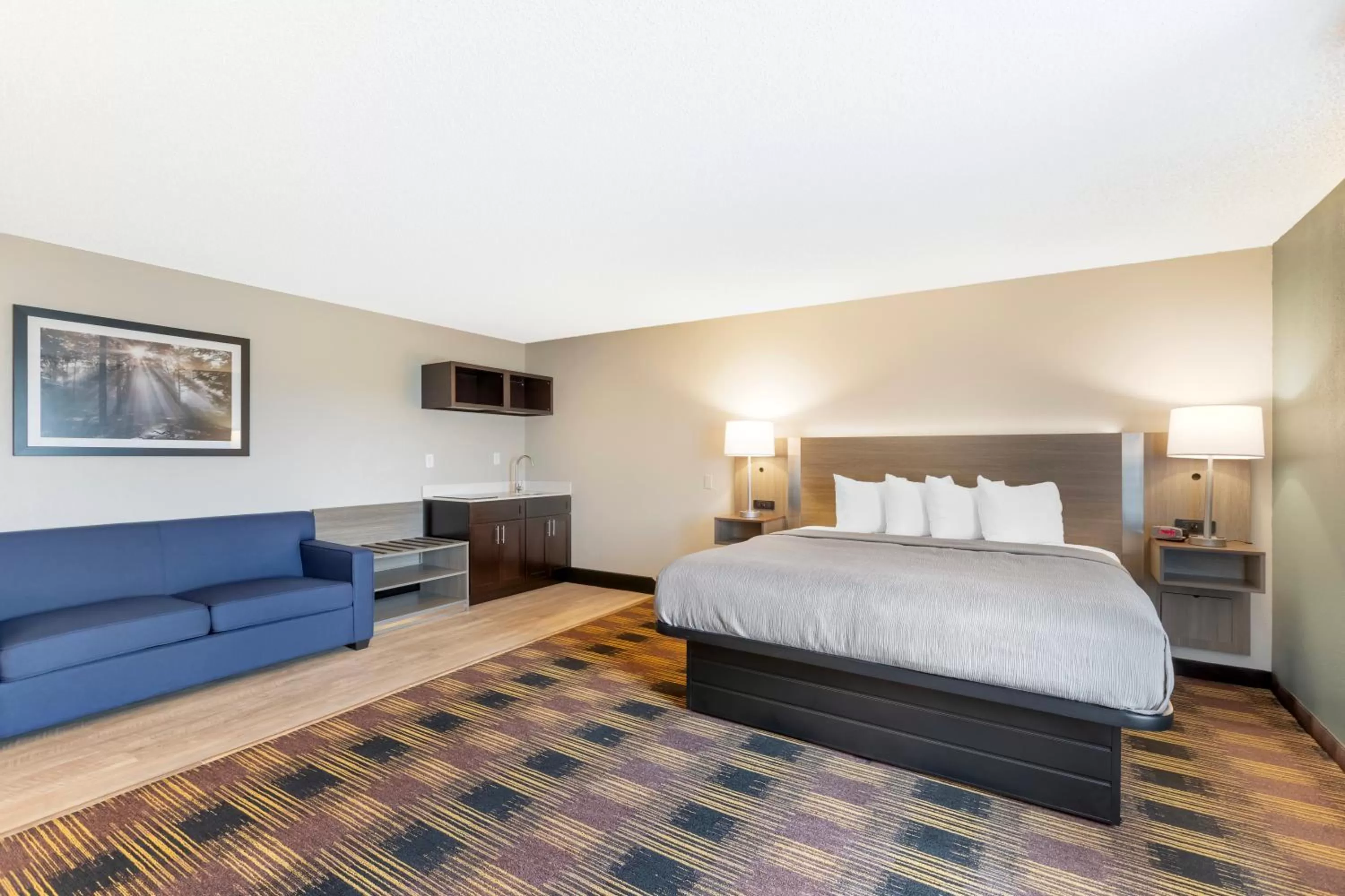 Efficiency King Suite - Non Smoking in Quality Inn Newton at I-80