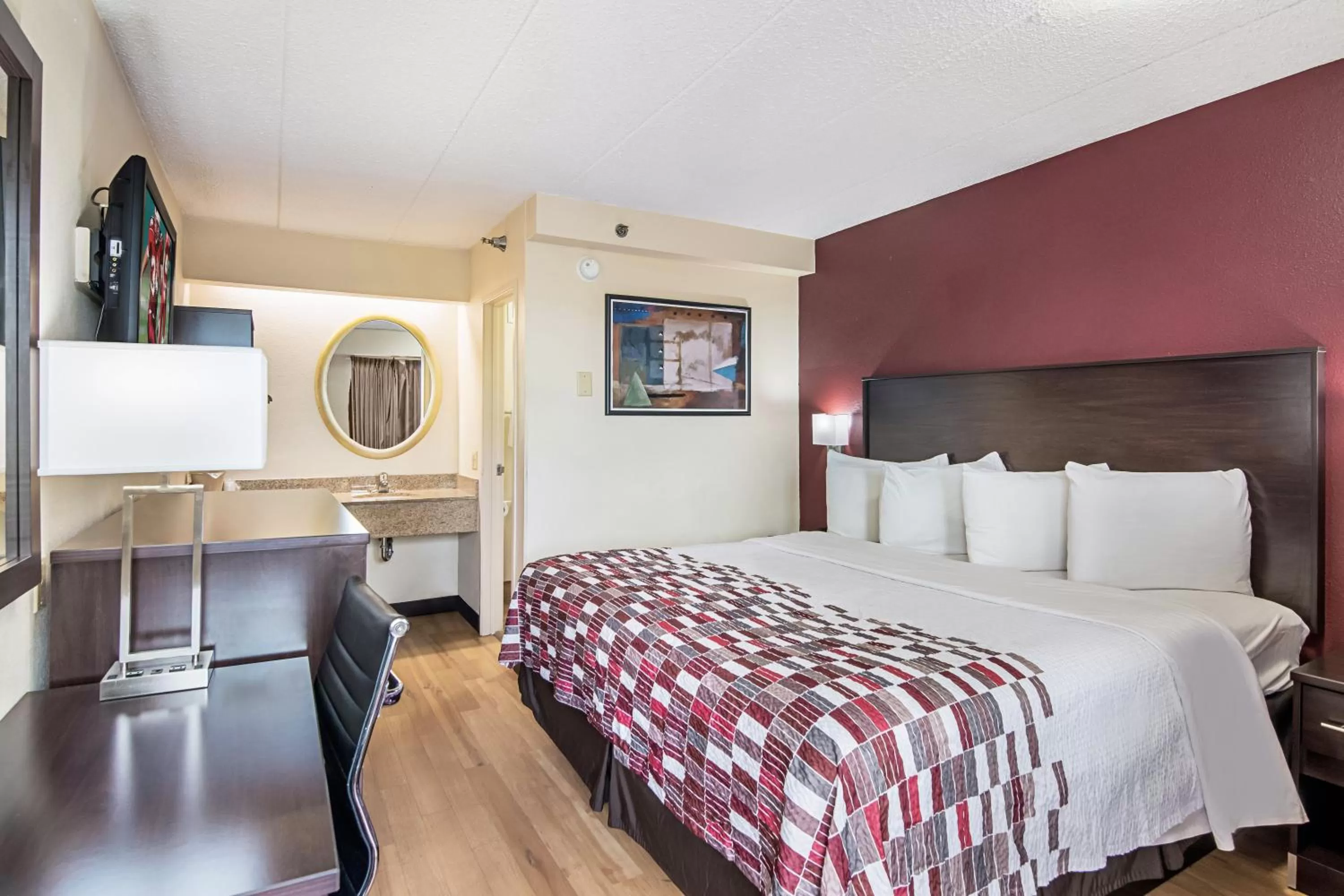 Deluxe King Room Non-Smoking in Red Roof Inn Hampton Coliseum and Convention Center