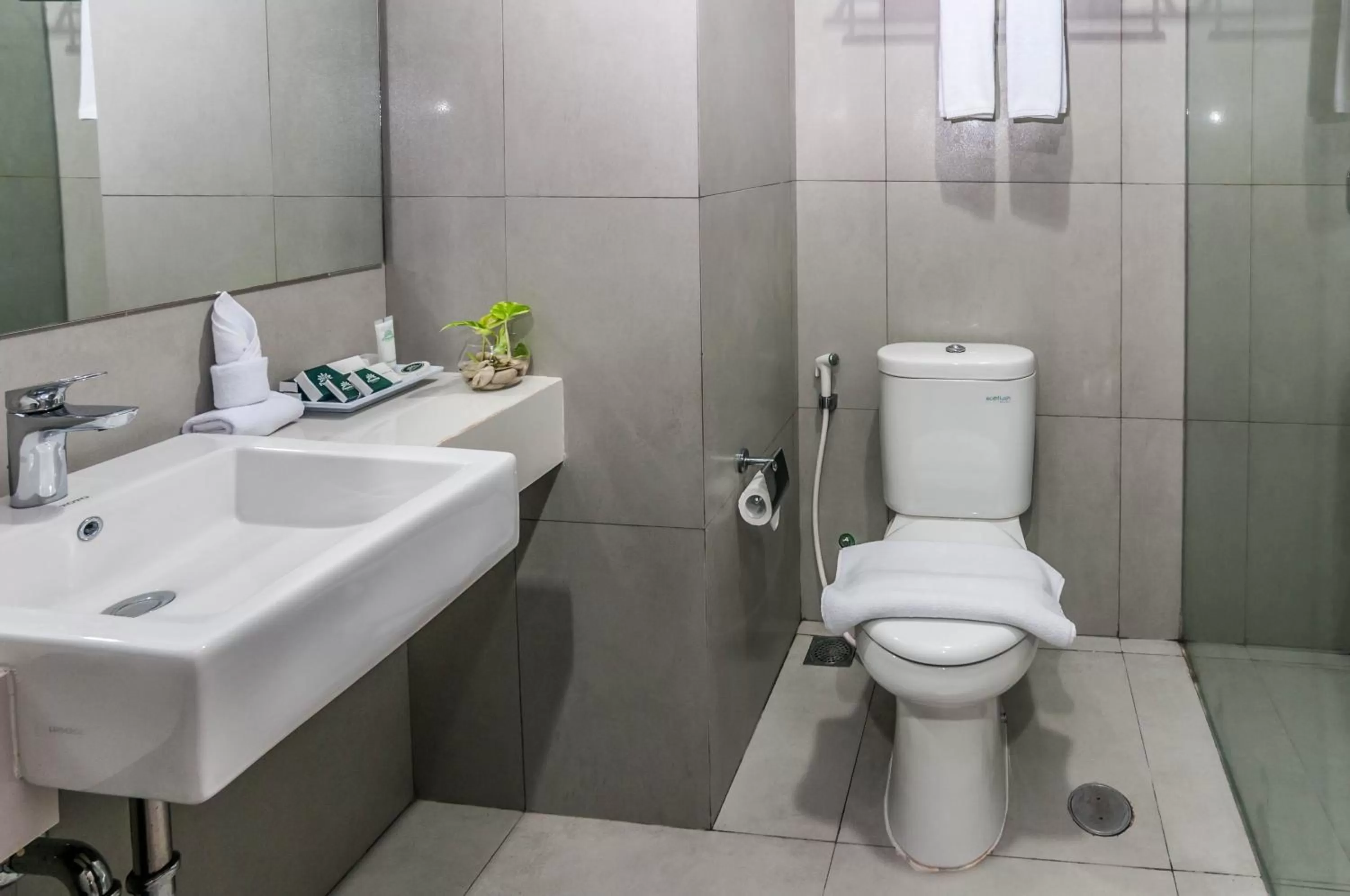 Deluxe Twin Room in KHAS Makassar Hotel