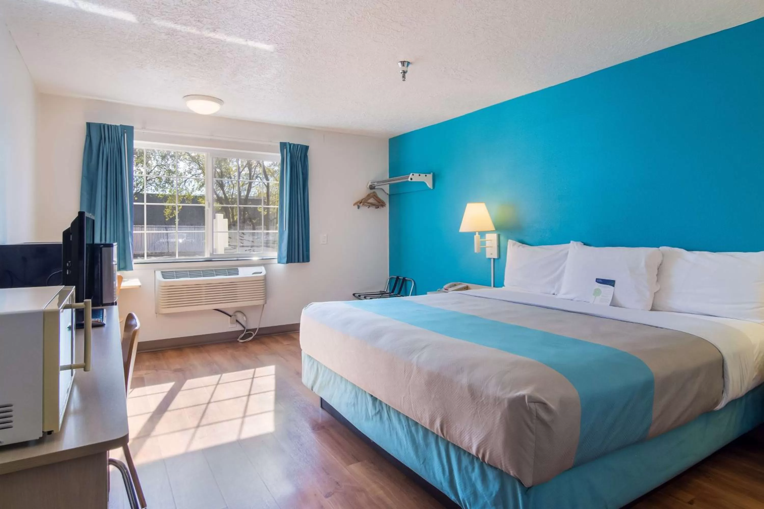 Queen Room - single occupancy - Non-Smoking in Motel 6-The Dalles, OR