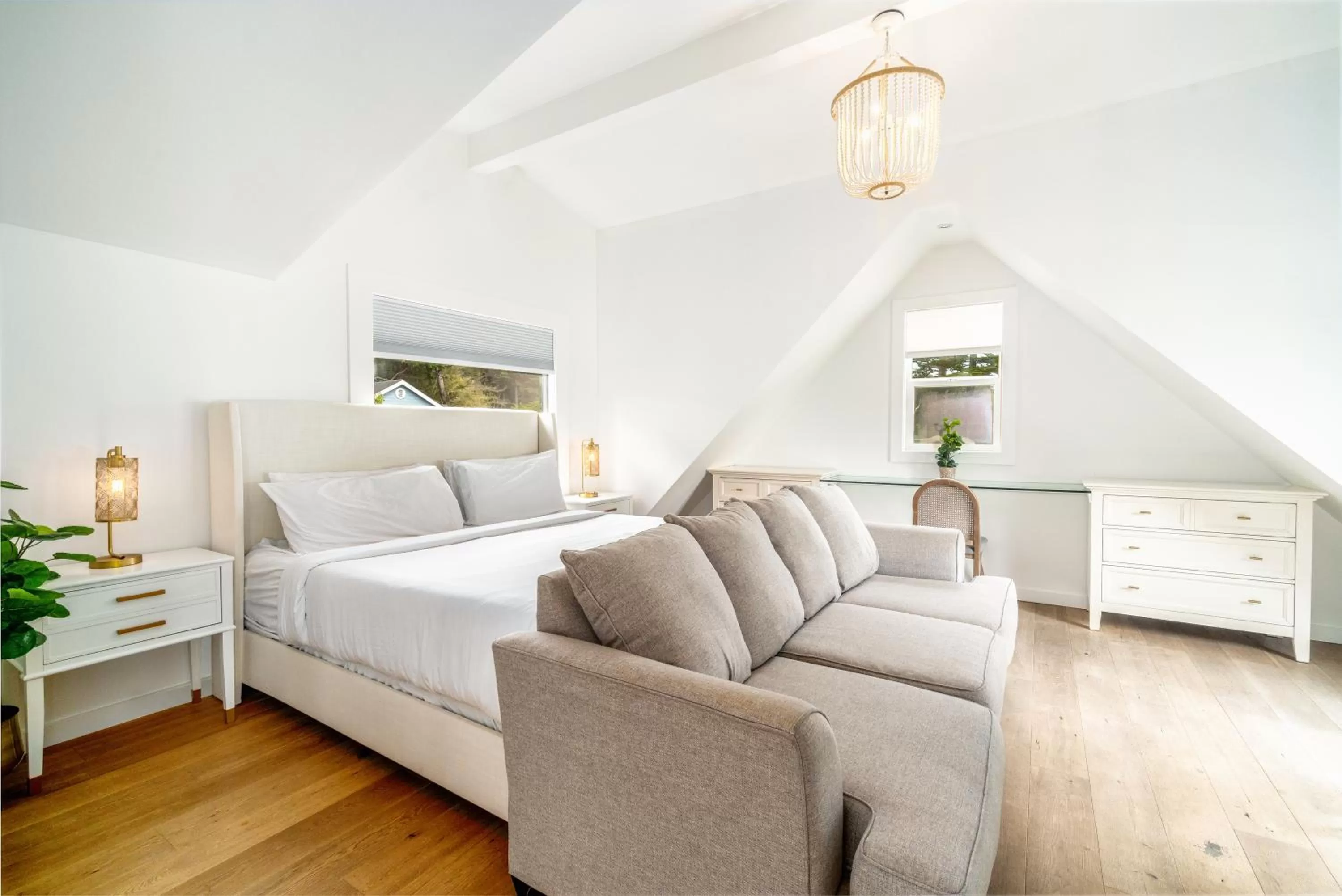 Deluxe Suite with Sea View in Agate Cove Inn