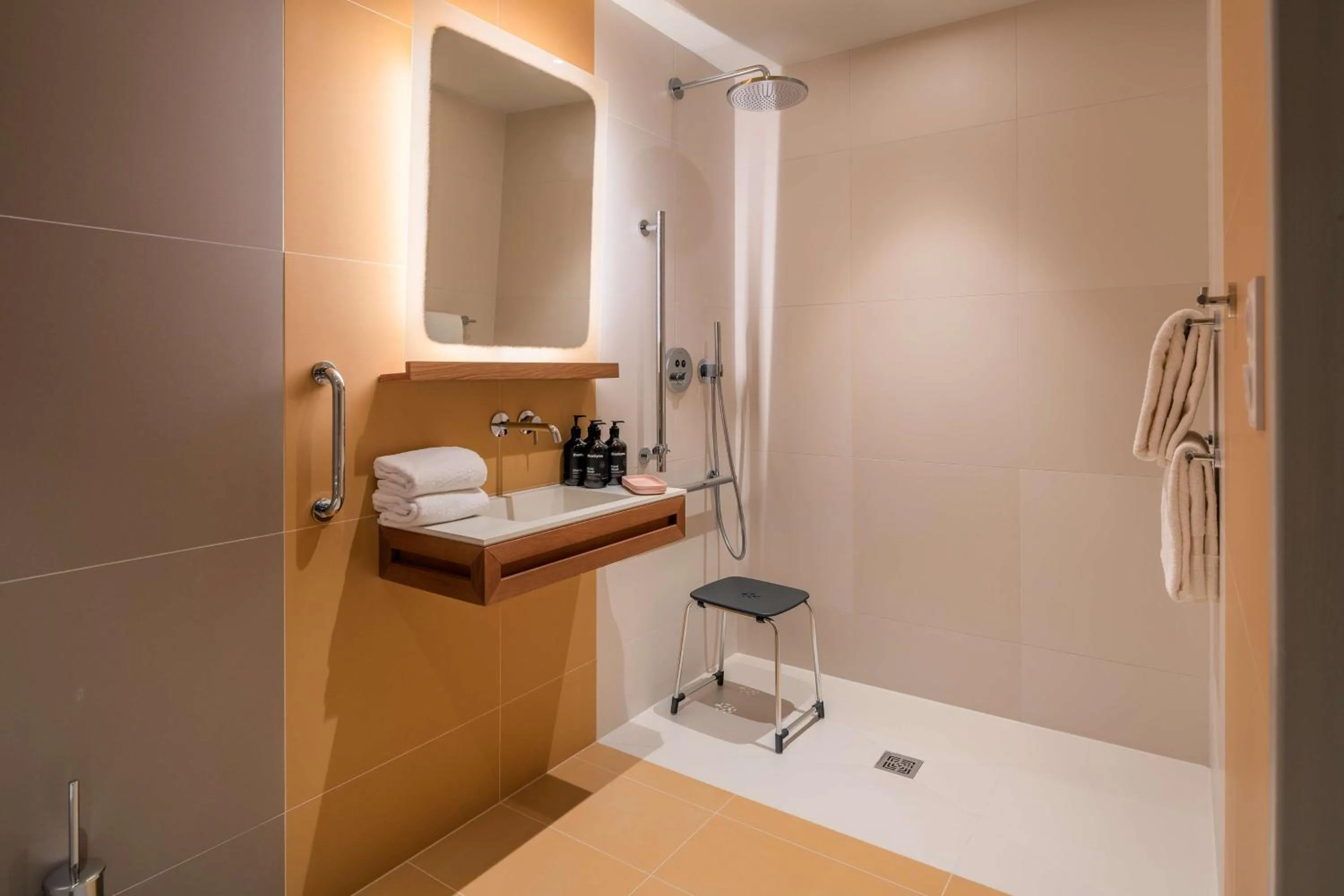 Queen Room - Mobility Access in Canopy by Hilton Cannes