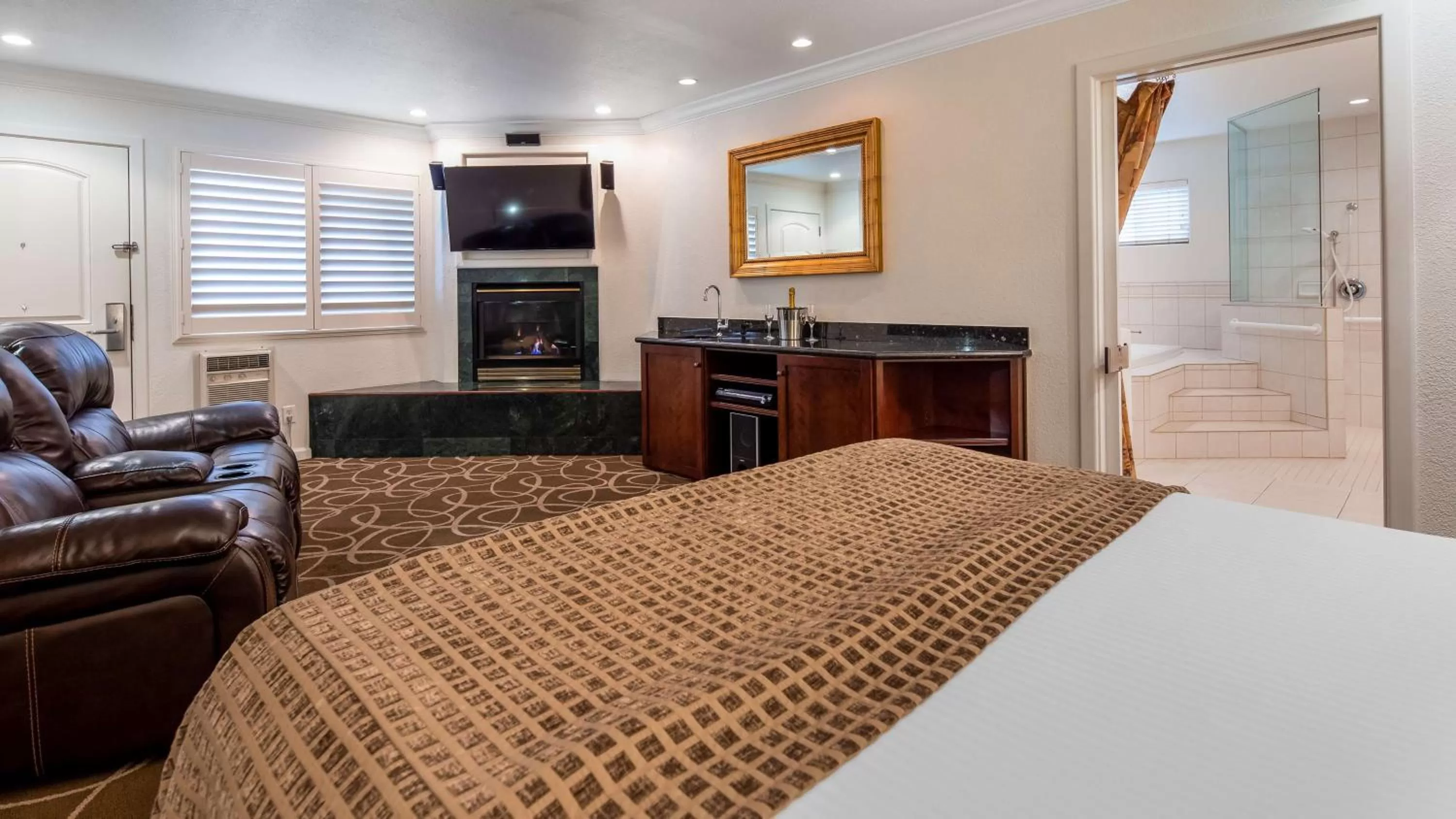 Queen Suite with Roll-In Shower and Jetted Tub - Disability Access/Non-Smoking in Best Western Plus Humboldt Bay Inn