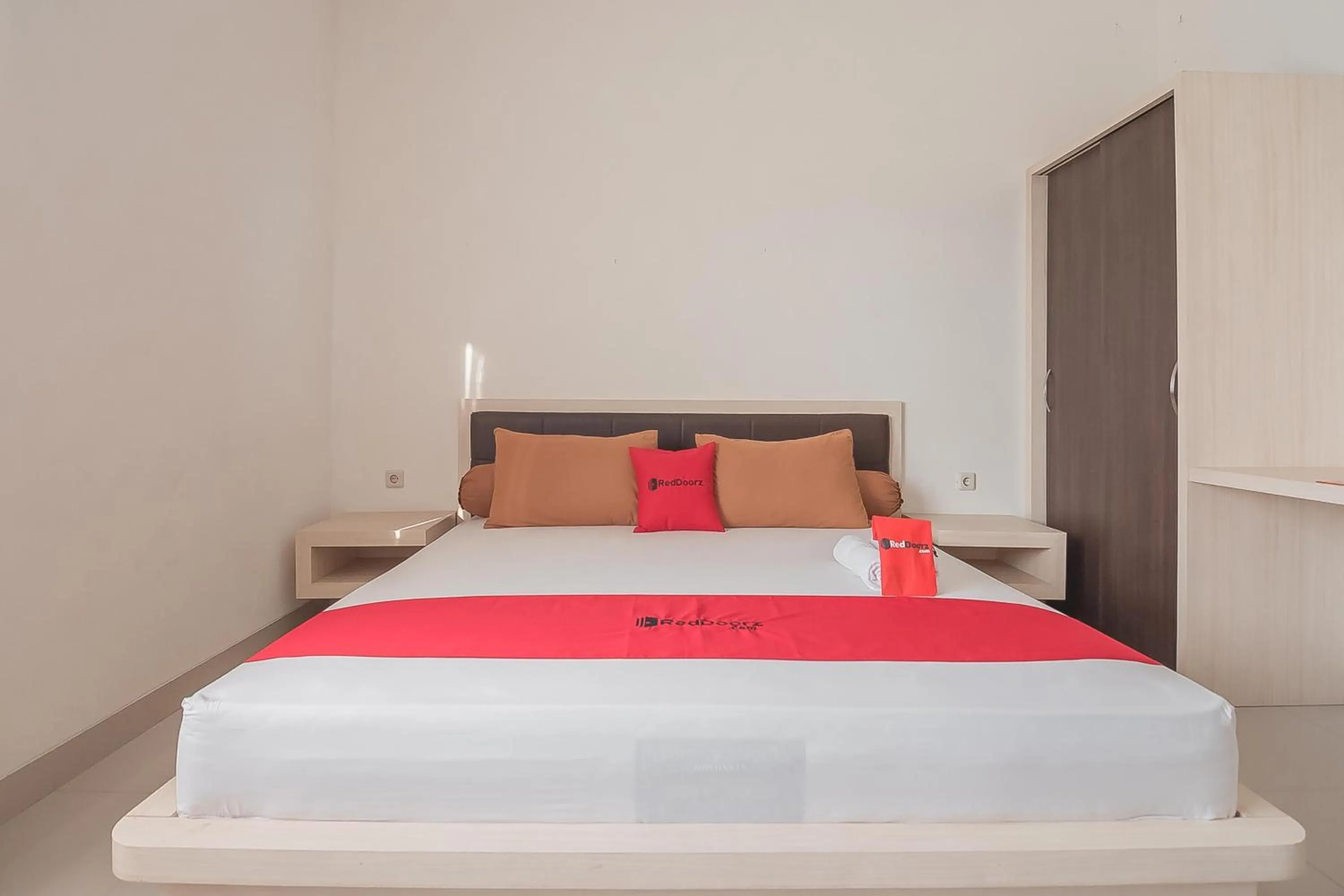 Deluxe Room in RedDoorz Syariah @ Sarongge Cianjur