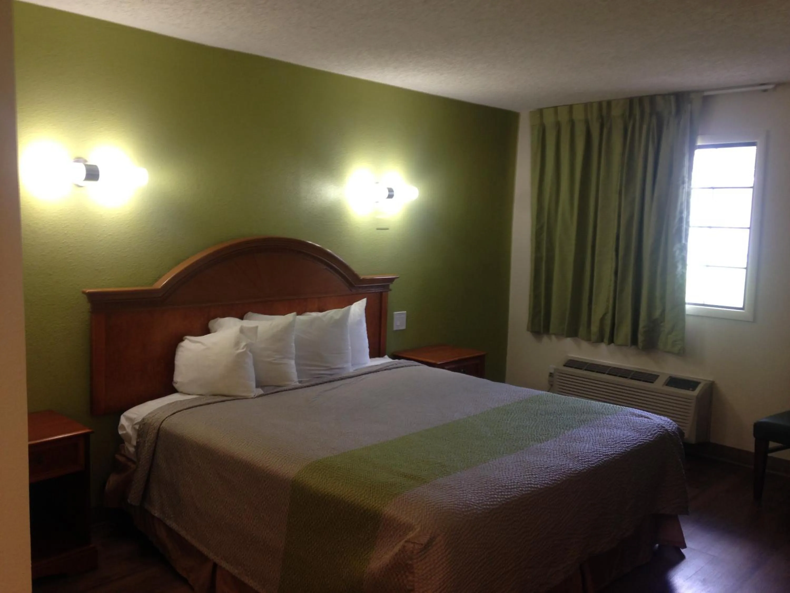 King Room - Non-Smoking in Red Carpet Inn - New Brunswick