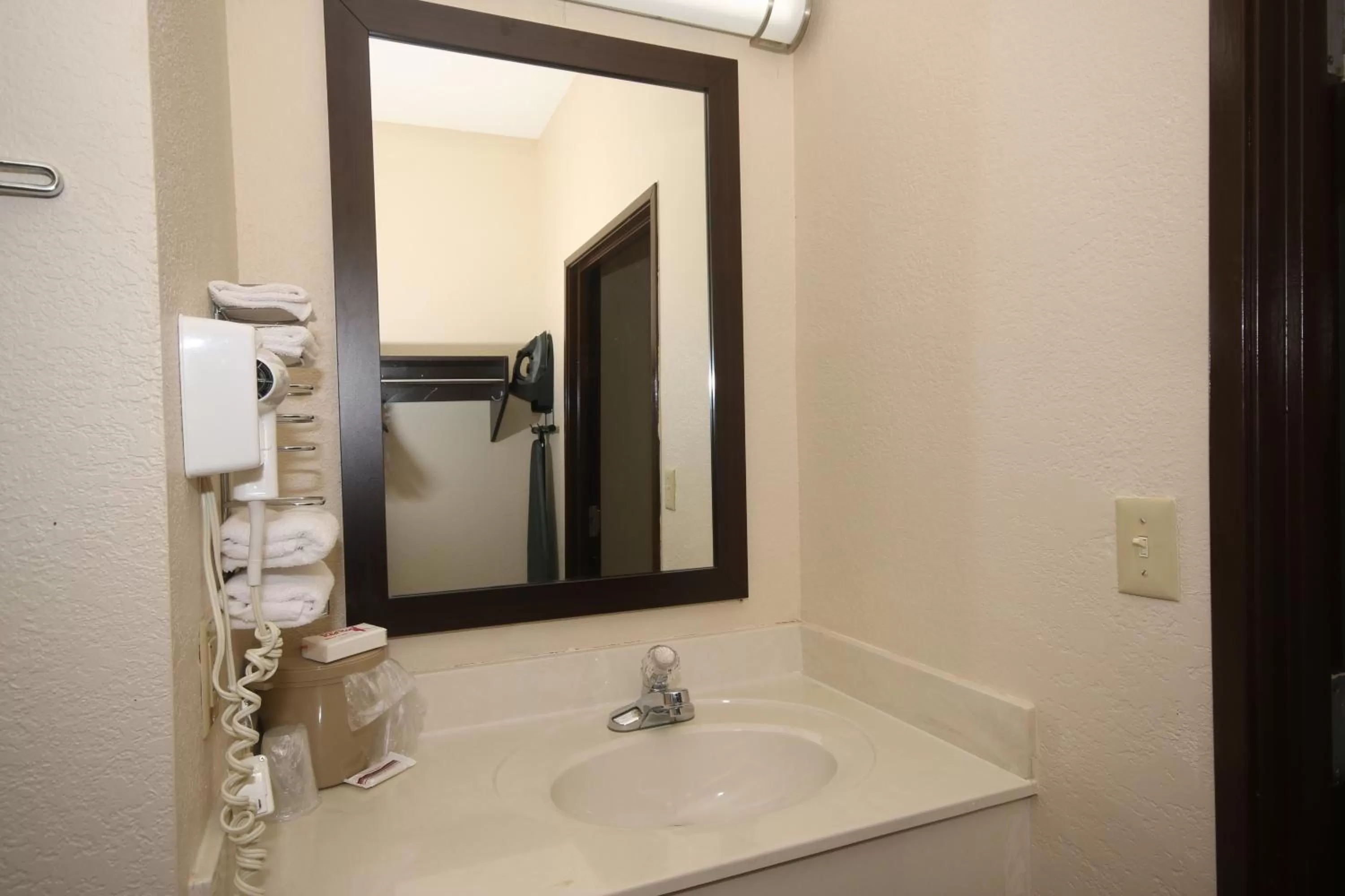 Deluxe King Room Disability Access Roll-In Shower Non-Smoking in Red Roof Inn Gaffney