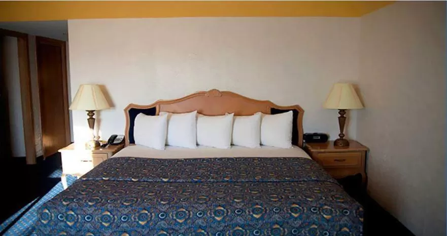 Queen Room in Chateau Hotel and Conference Center