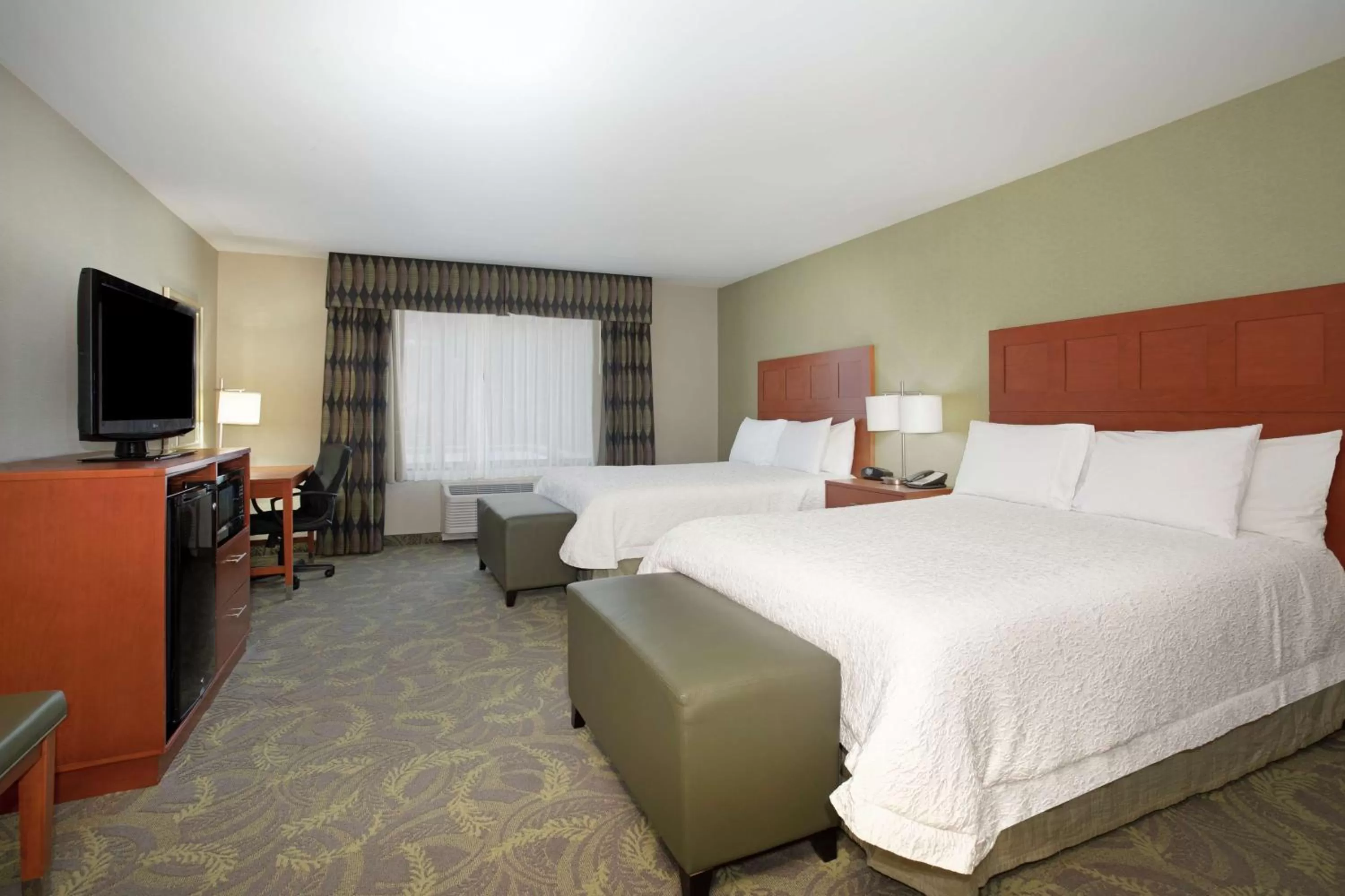 Queen Room with Two Queen Beds - Hearing Access/Non-Smoking in Hampton Inn & Suites Astoria