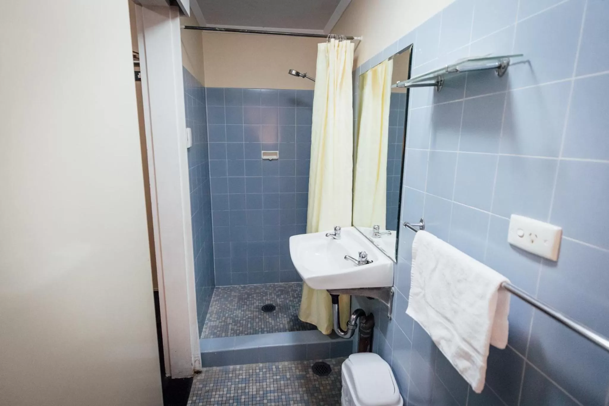 Queen Room with Private Bathroom in Shortland Budget Accommodation