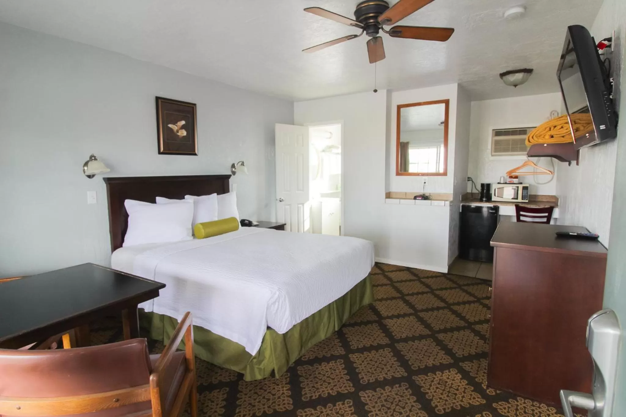 Queen Room in Stage Stop Inn Williams