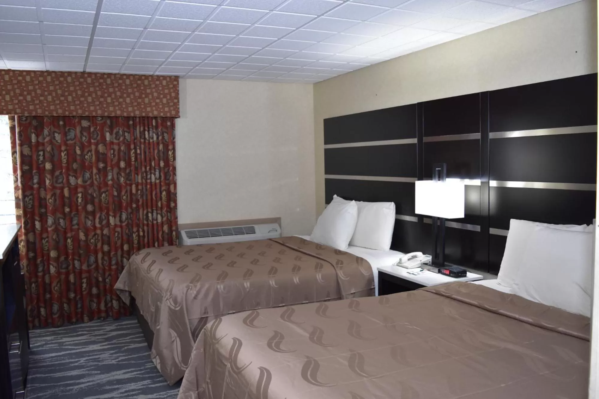  Queen Room with Two Queen Beds - Smoking in Quality Inn East Stroudsburg - Poconos