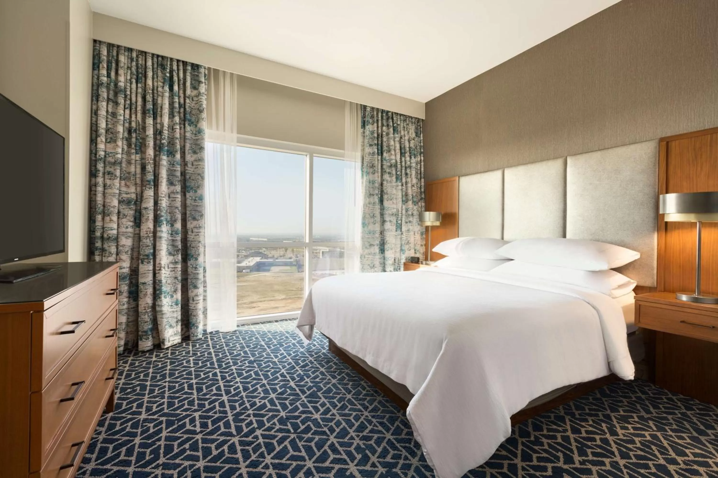Corner King Suite in Embassy Suites By Hilton Denton Convention Center