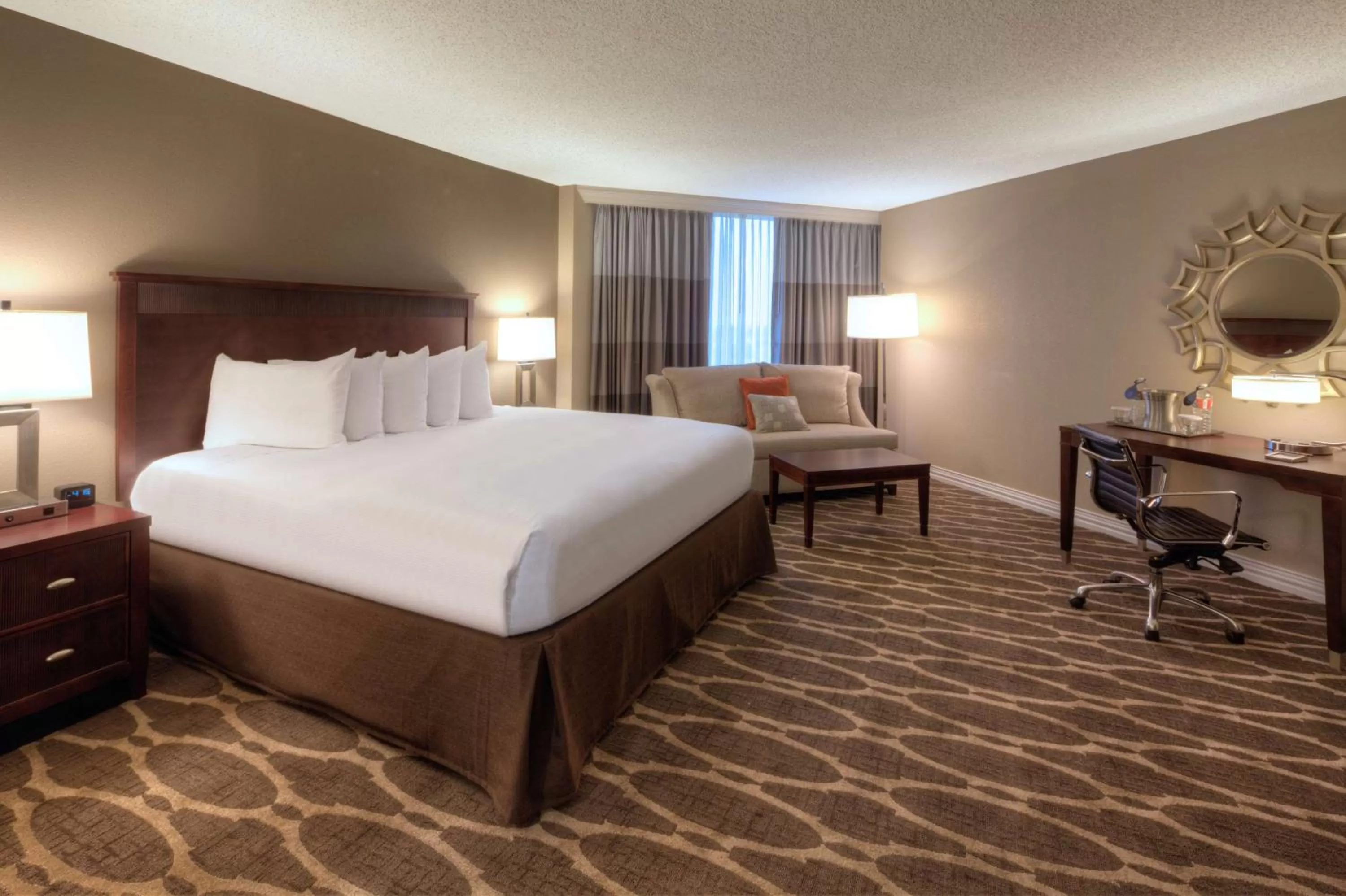 Executive King Room with Bath Tub - Mobility and Hearing Accessible in Hilton Houston Westchase