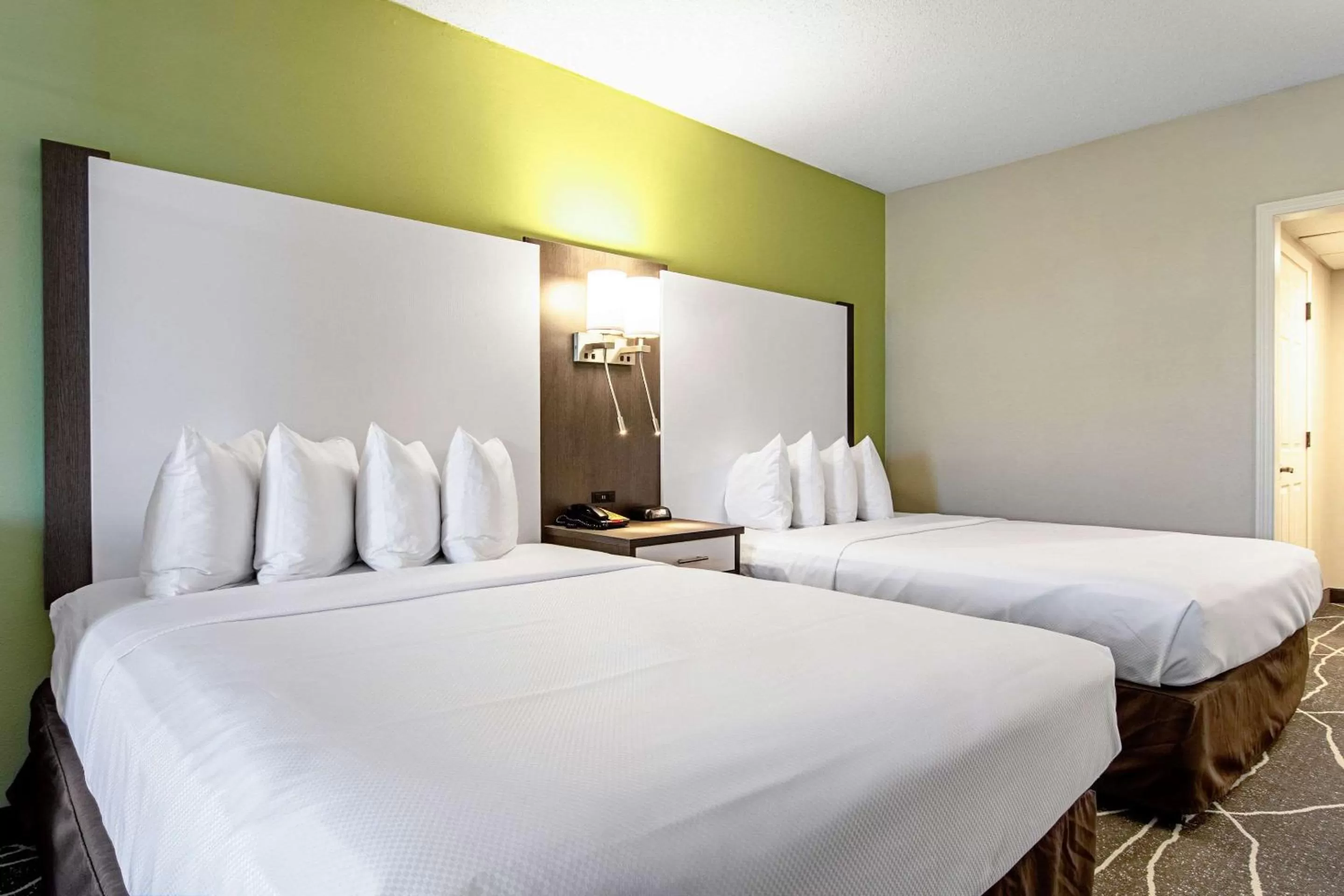 Queen Room with Roll-In and Transfer Shower  - Accessible/Non-Smoking in Clarion Inn Willow River