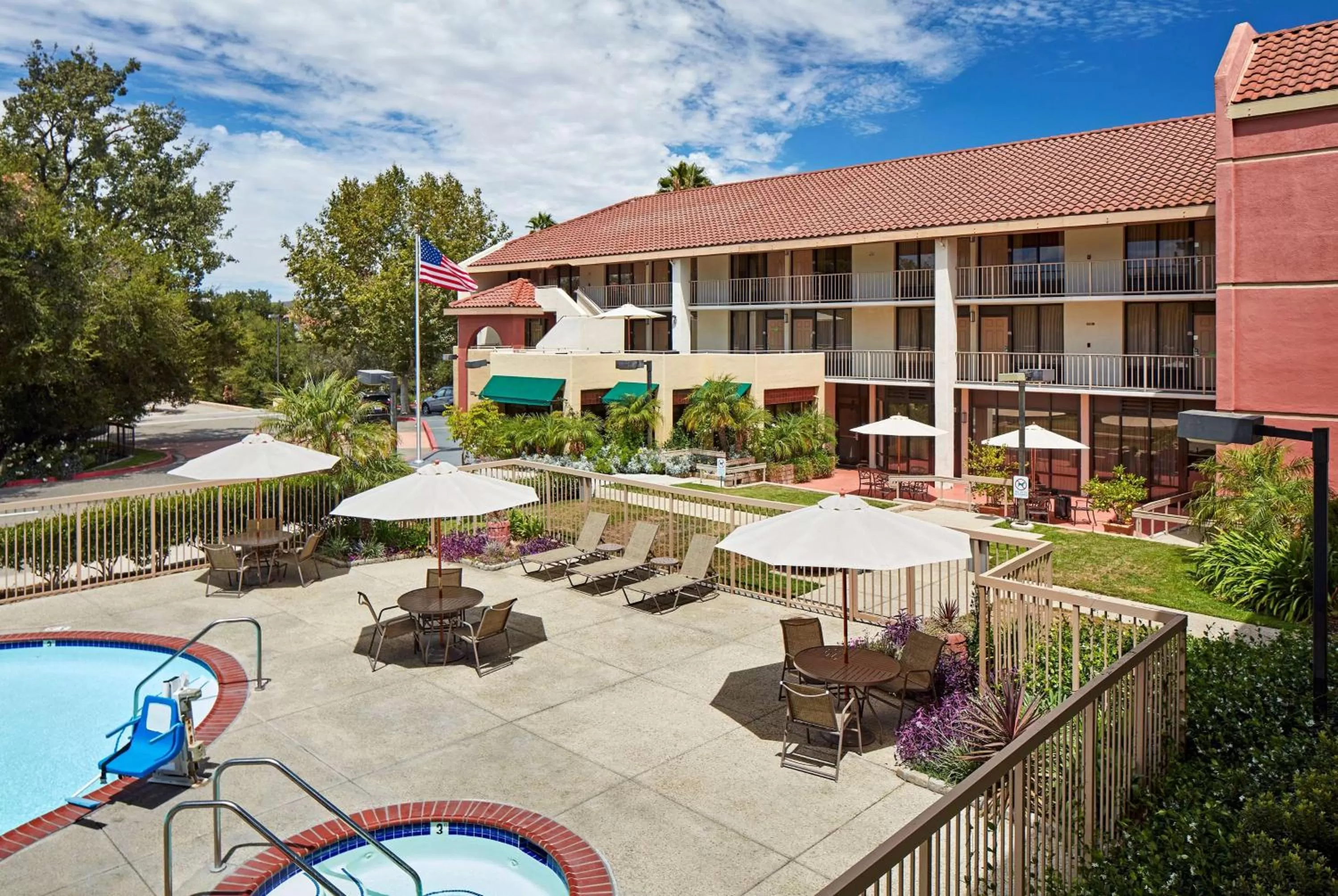 Property building in La Quinta by Wyndham Thousand Oaks-Newbury Park