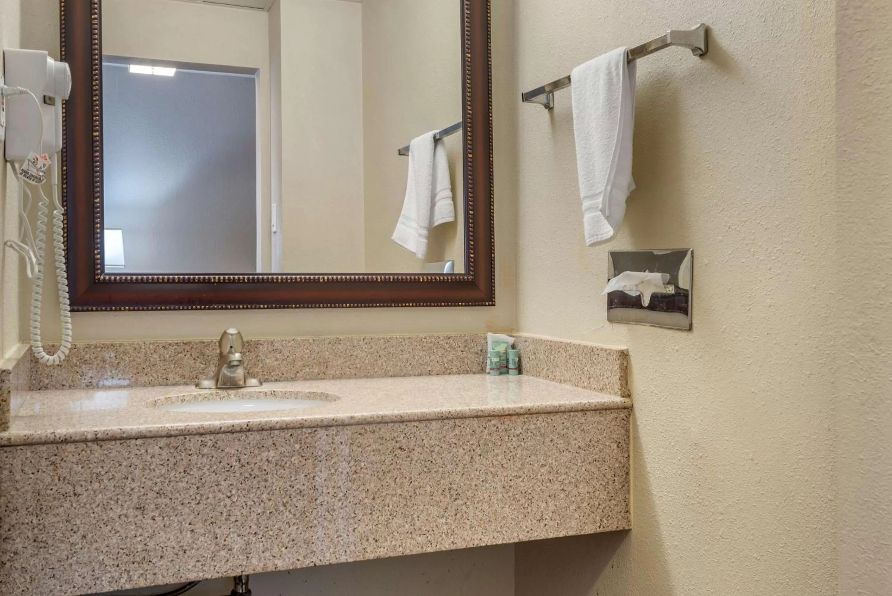 King Suite - Non-Smoking in Best Western Fort Washington Inn