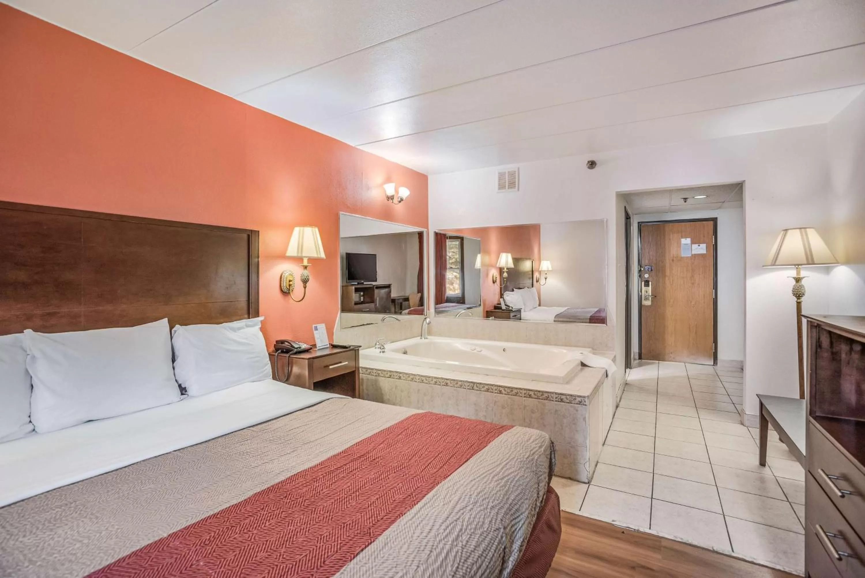 King Room with Spa Bath - Non-Smoking in Motel 6-Levittown, PA - Bensalem