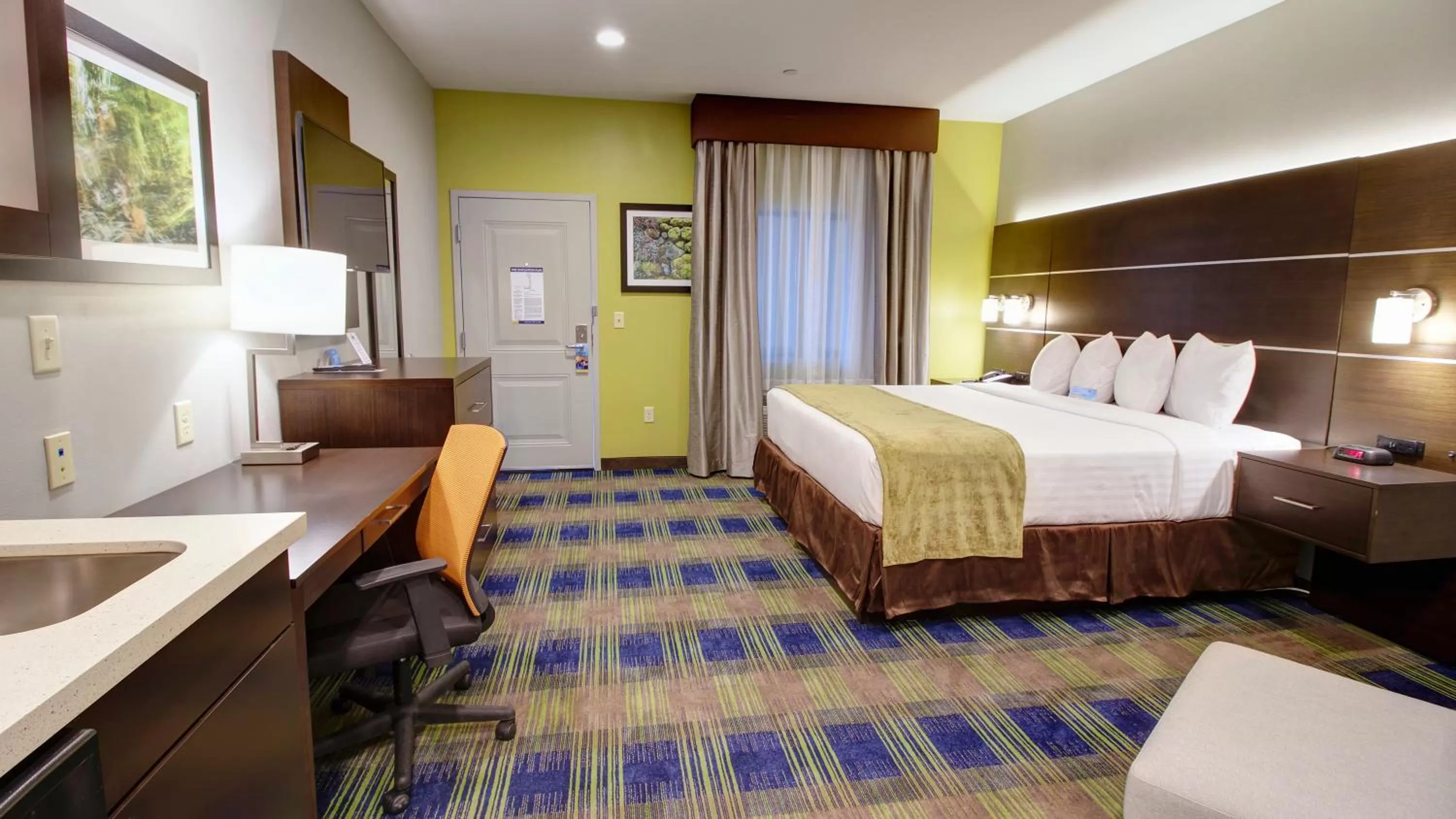 King Room in Days Inn & Suites by Wyndham Port Arthur