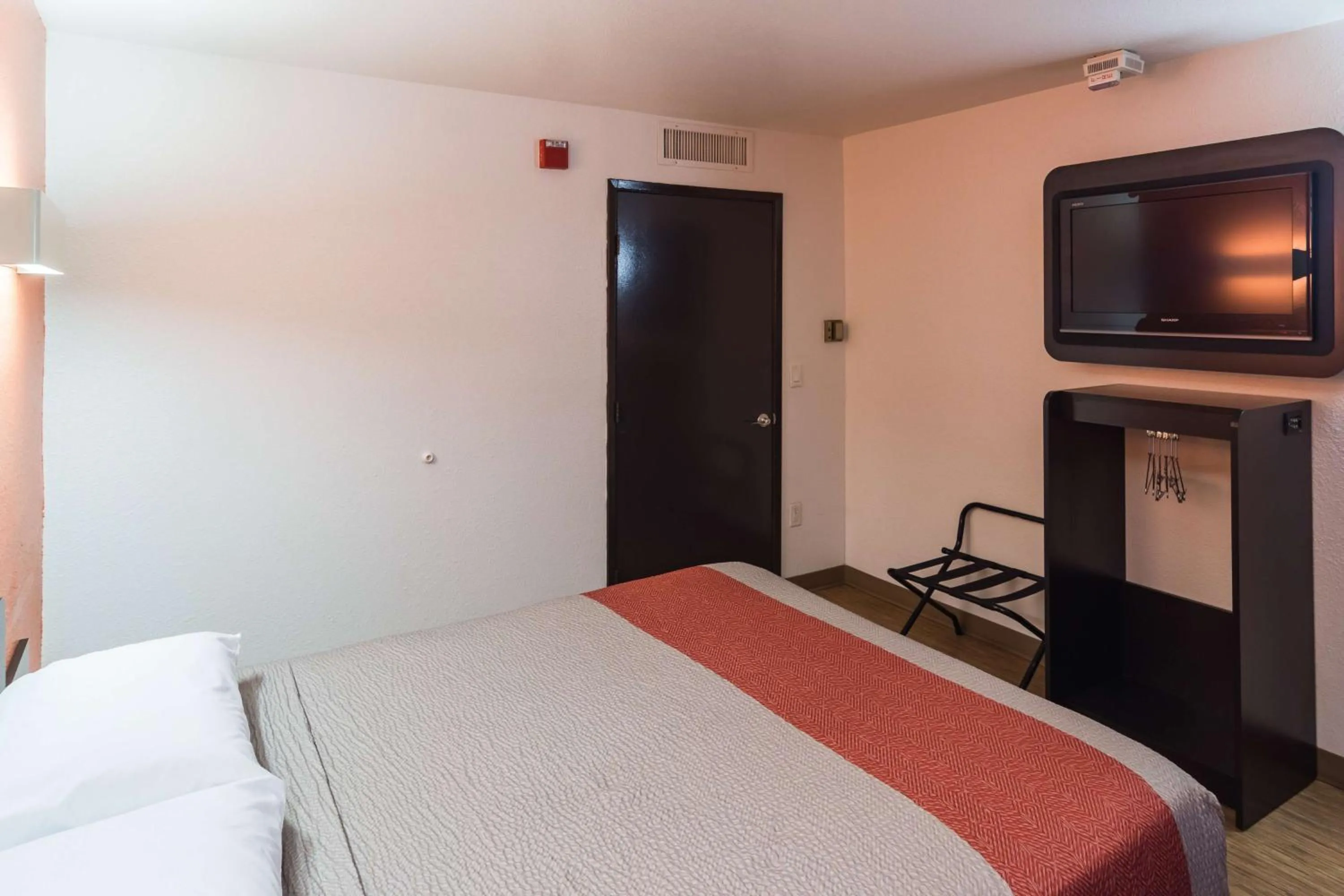 Queen Room - single occupancy - Smoking in Motel 6-Oroville, CA
