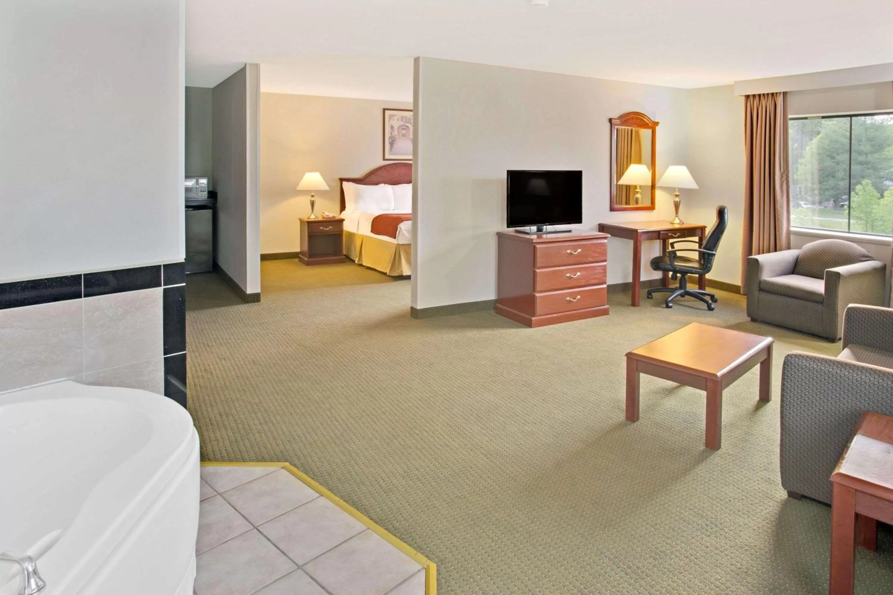 Deluxe Business King Room - Non-Smoking in Days Inn & Suites by Wyndham Laurel Near Fort Meade