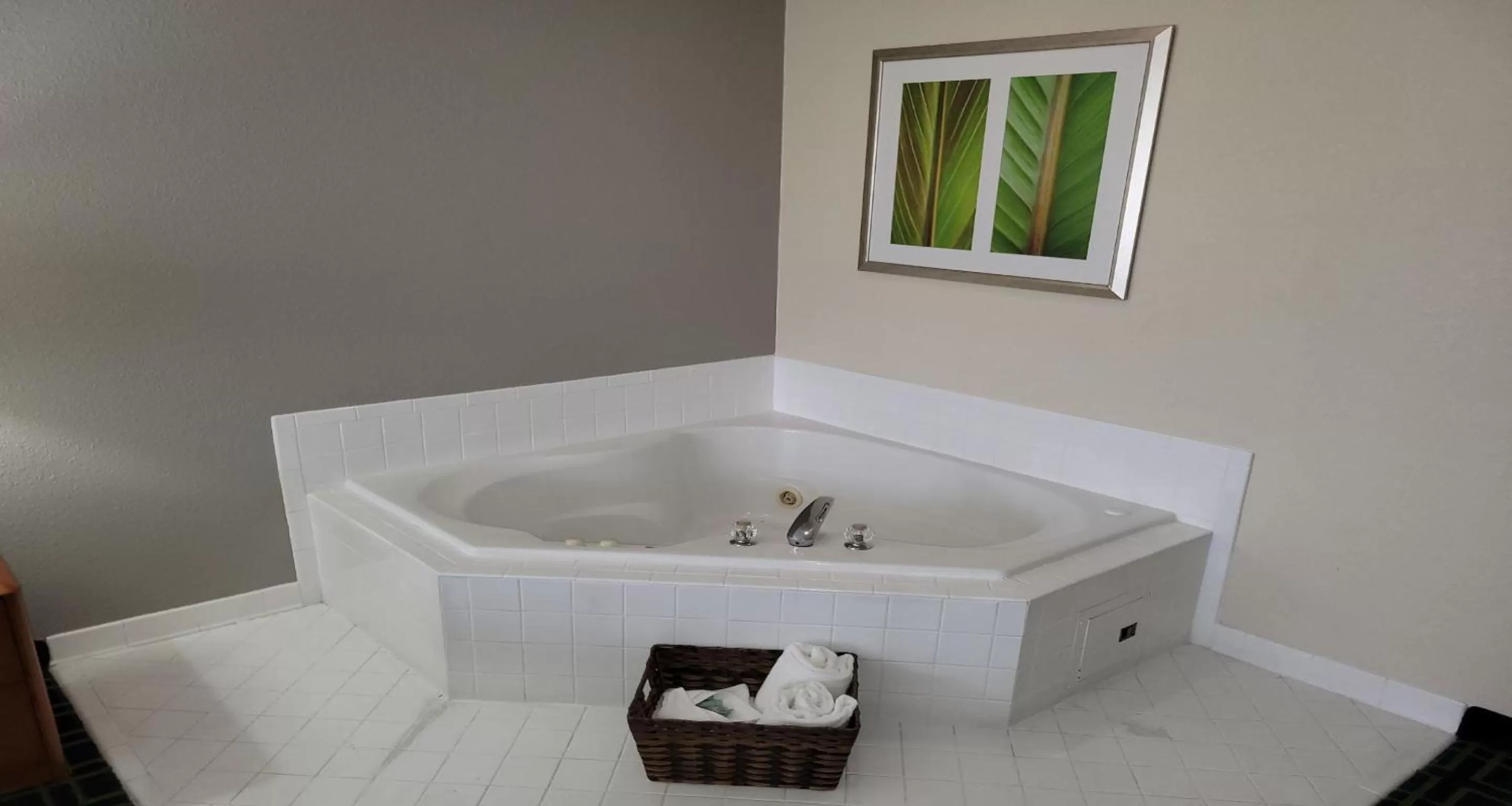 King Suite with Spa Bath in Best Western Louisville South - Shepherdsville