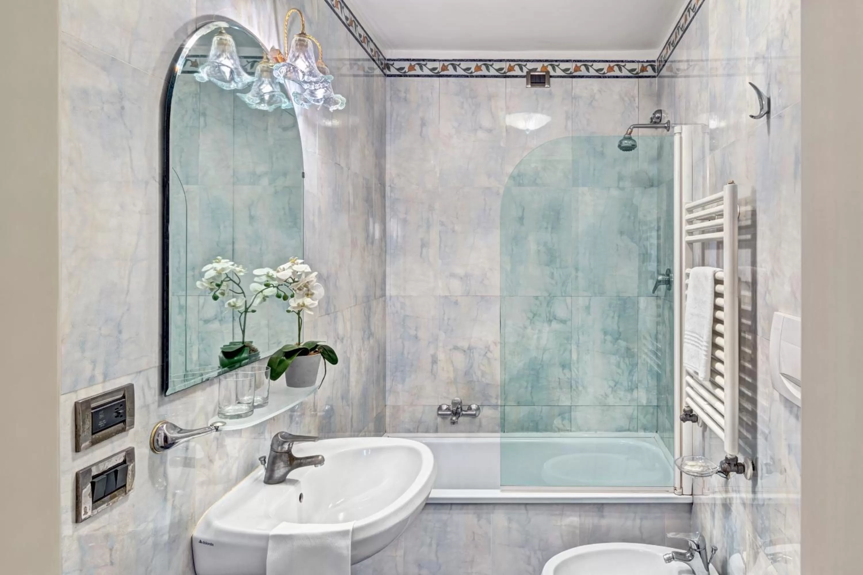 Quadruple Room with Canal View in Hotel Tre Archi