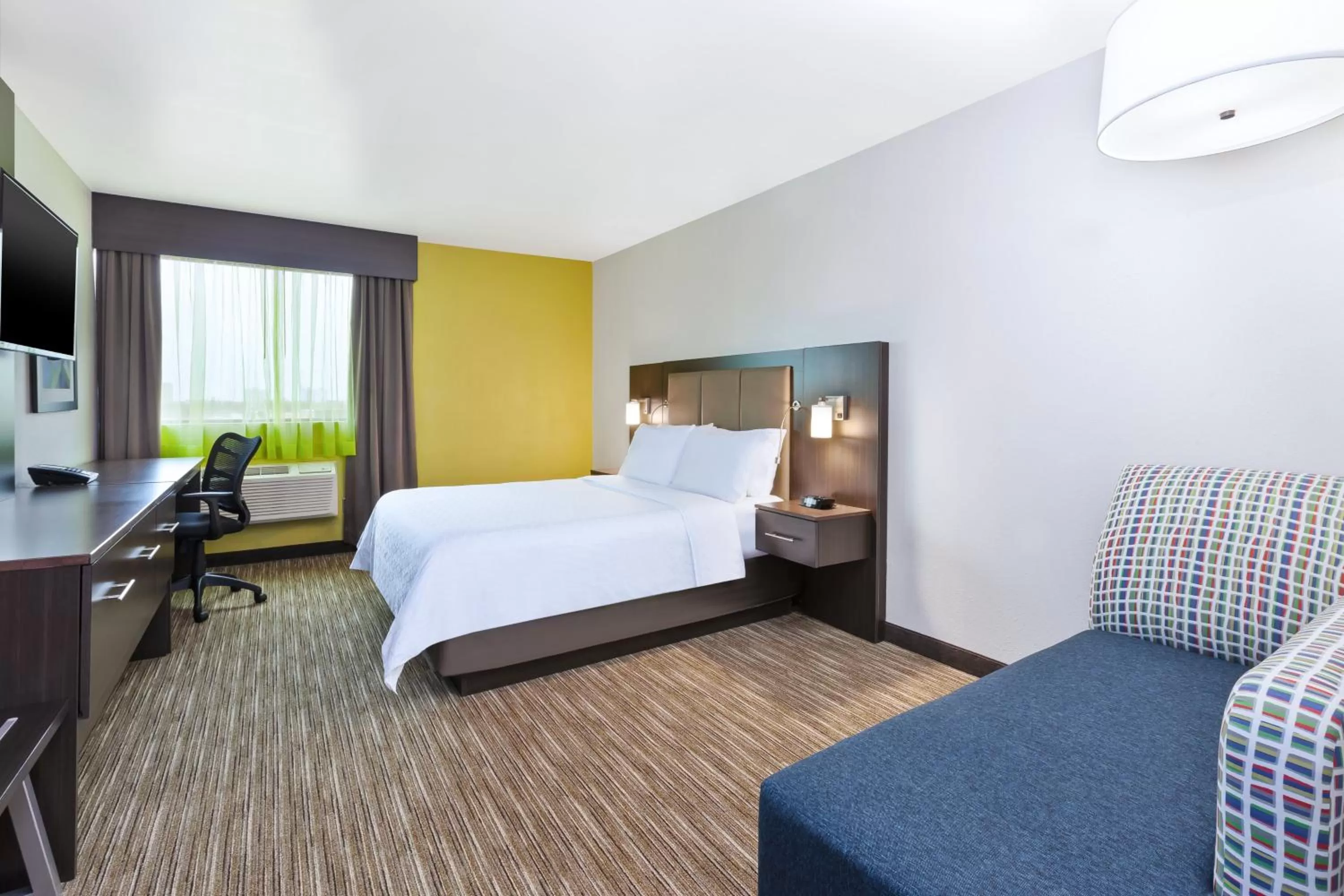 Standard Queen Room in Holiday Inn Express Winnipeg Airport - Polo Park by IHG