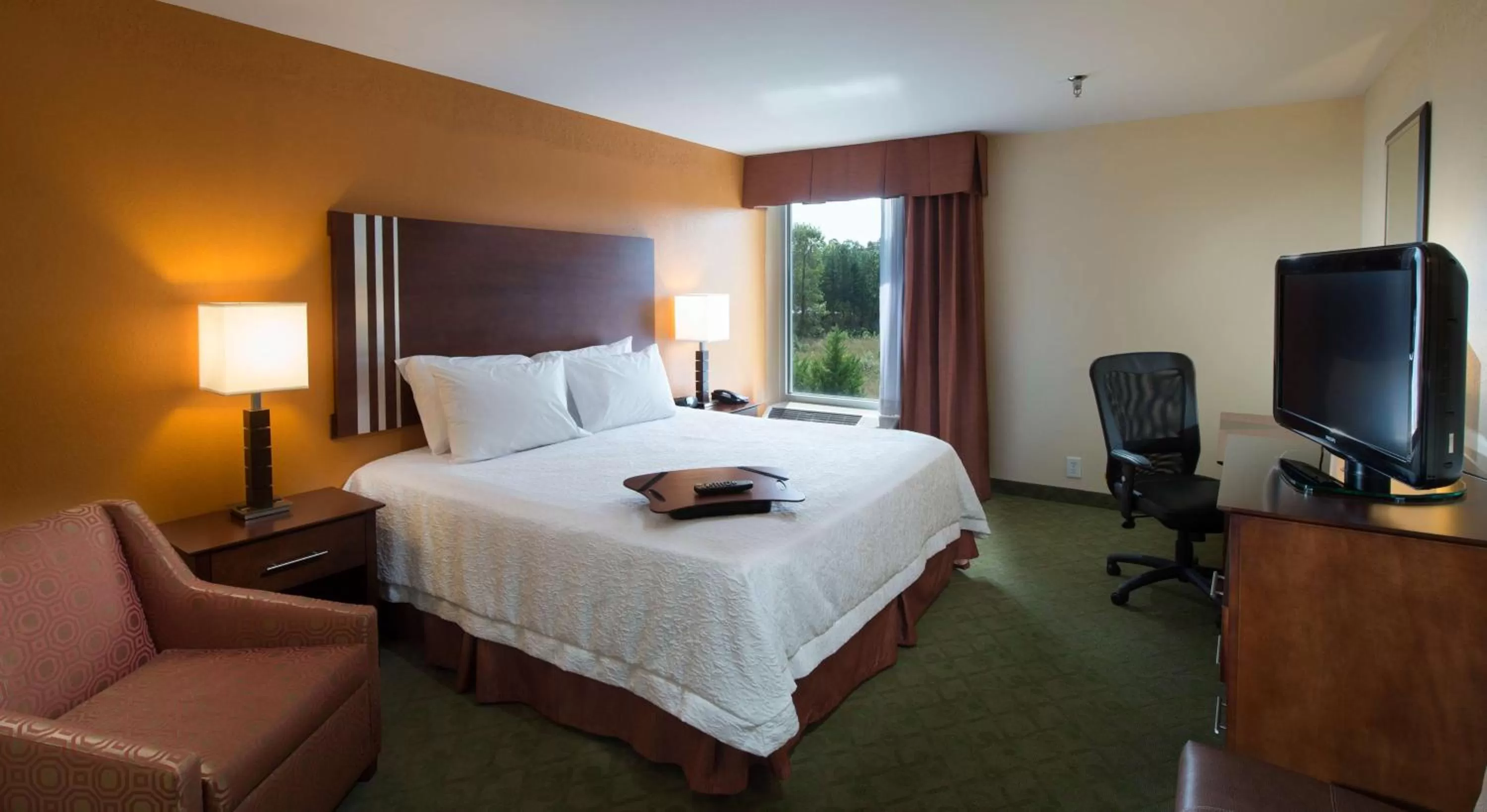 Bed in Hampton Inn Cornelia