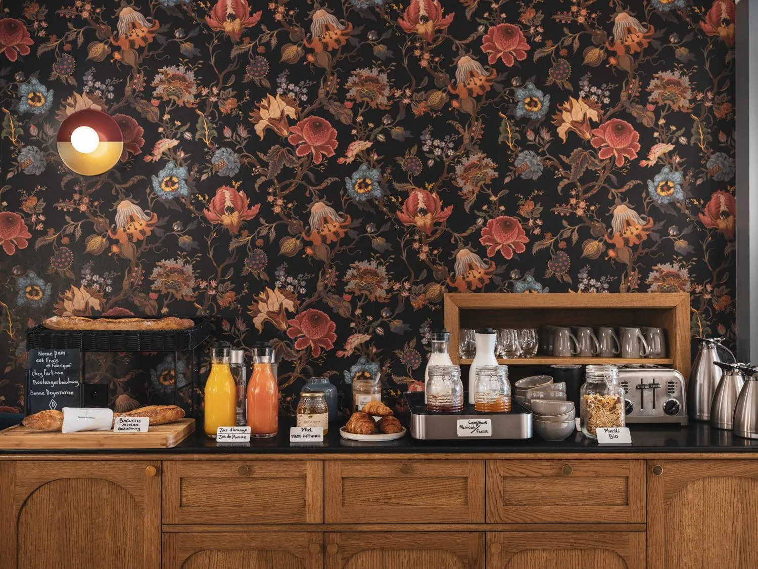 Restaurant/places to eat in Dandy Hotel