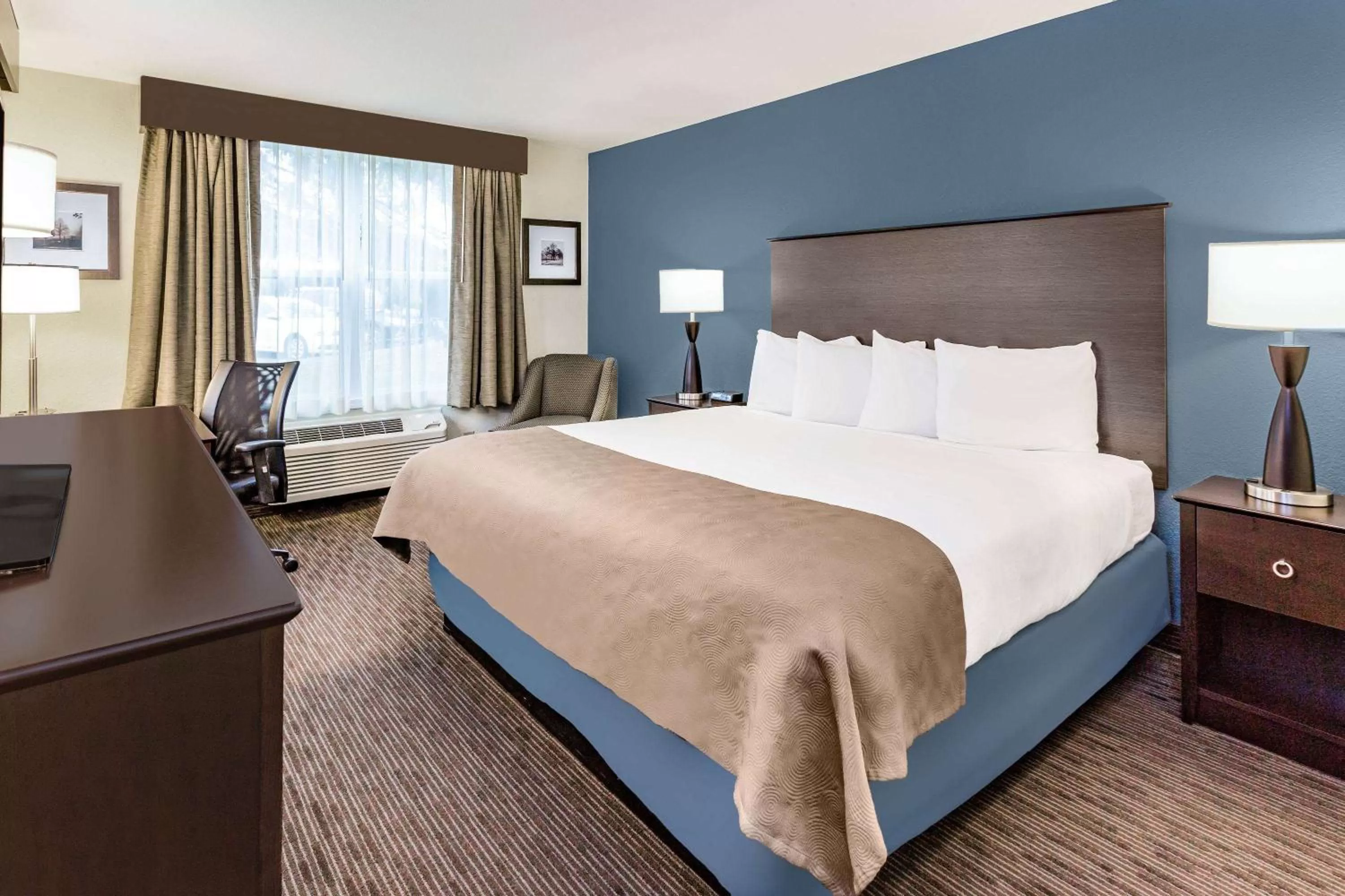 Queen Room - Mobility Access/Non-Smoking in AmericInn & Suites Burnsville, MN