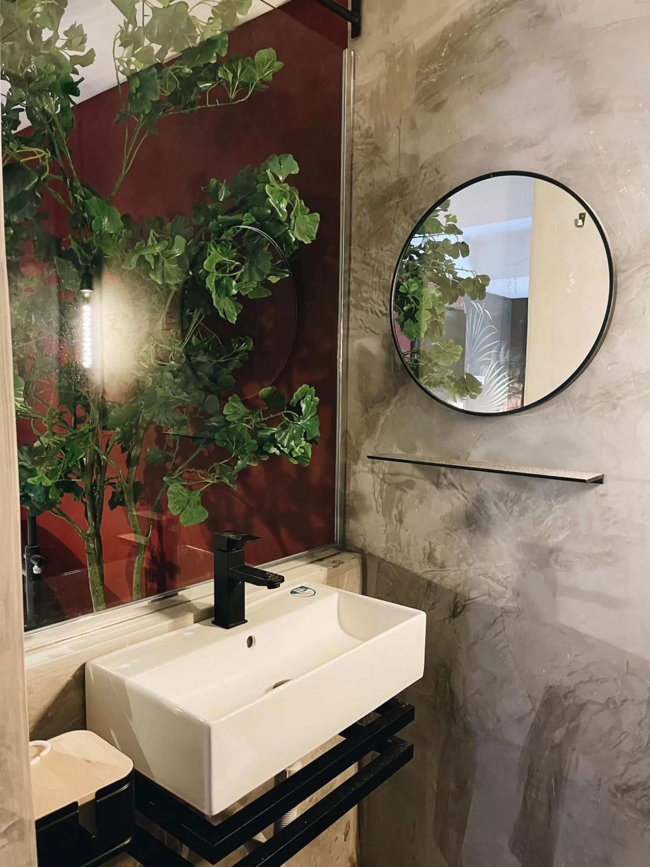 Designer Suite with bathtub - Scarlett in Very Hotel