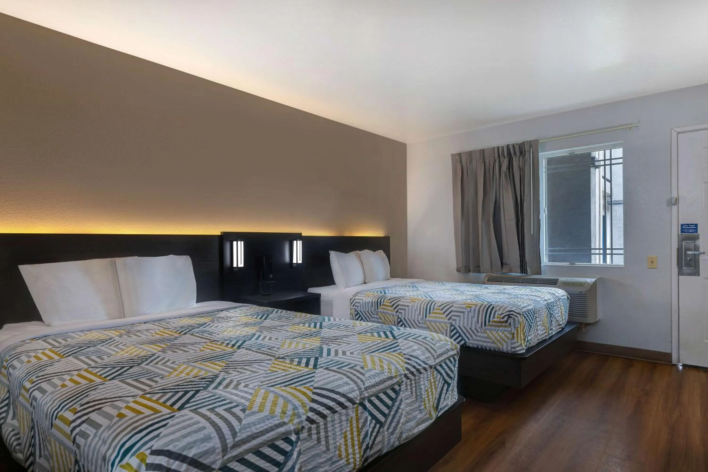 Deluxe Queen Room with Two Queen Beds - single occupancy - Non-Smoking in Motel 6-Buttonwillow, CA Central