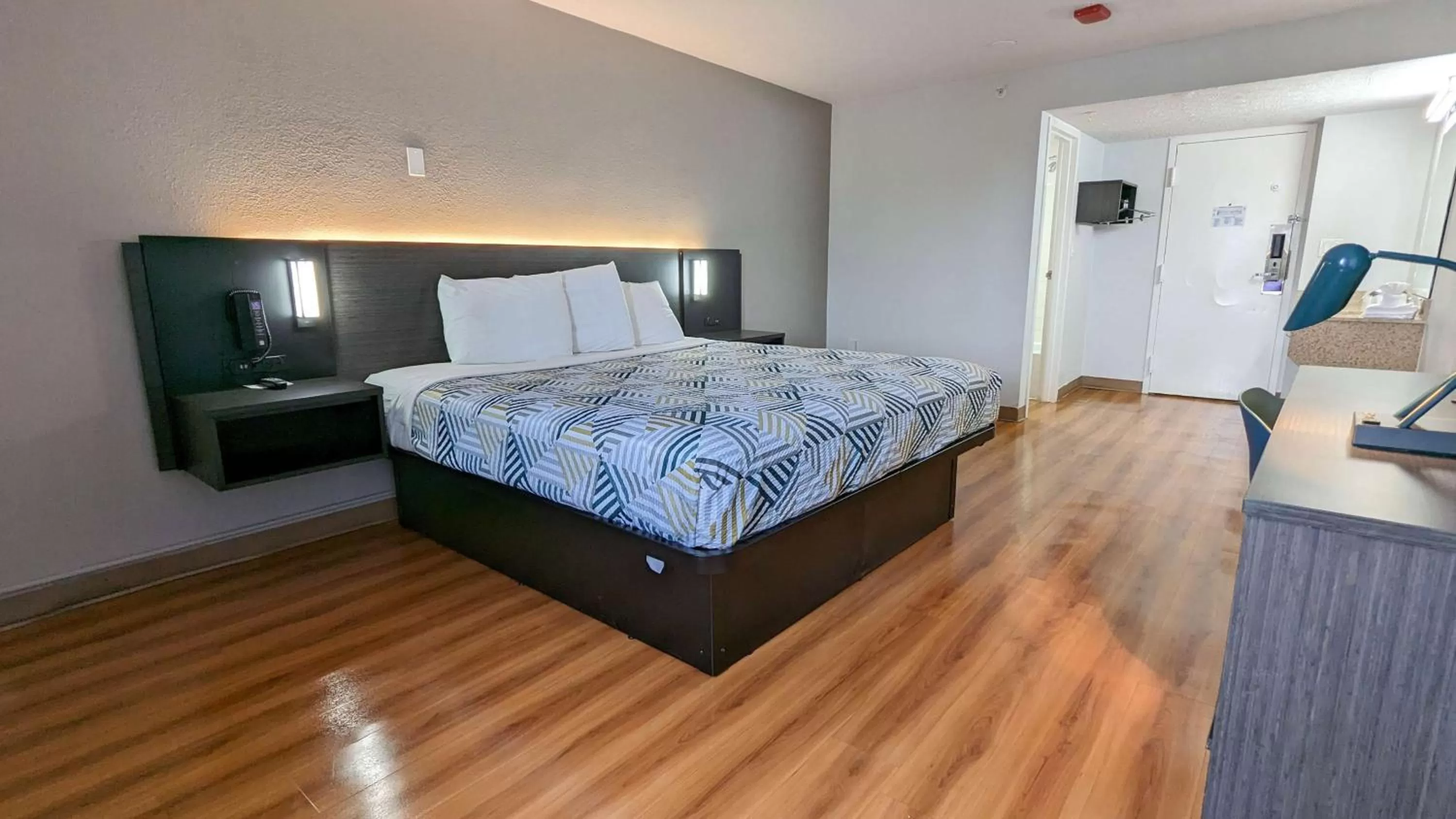 Queen Room in Motel 6-Framingham, MA - Boston West