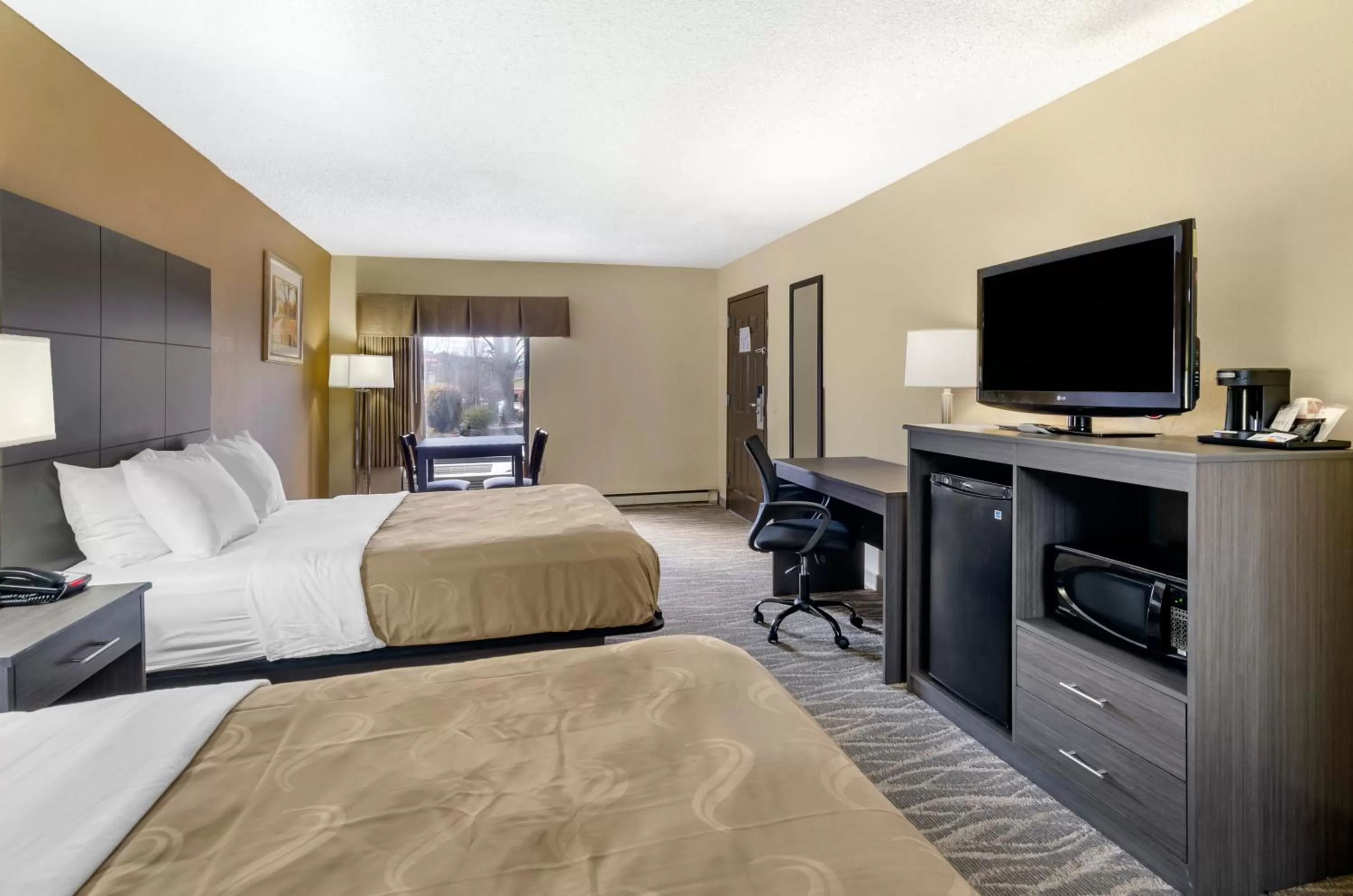 Standard Queen Room and Whirlpool - Non-Smoking in Quality Inn Hillsville