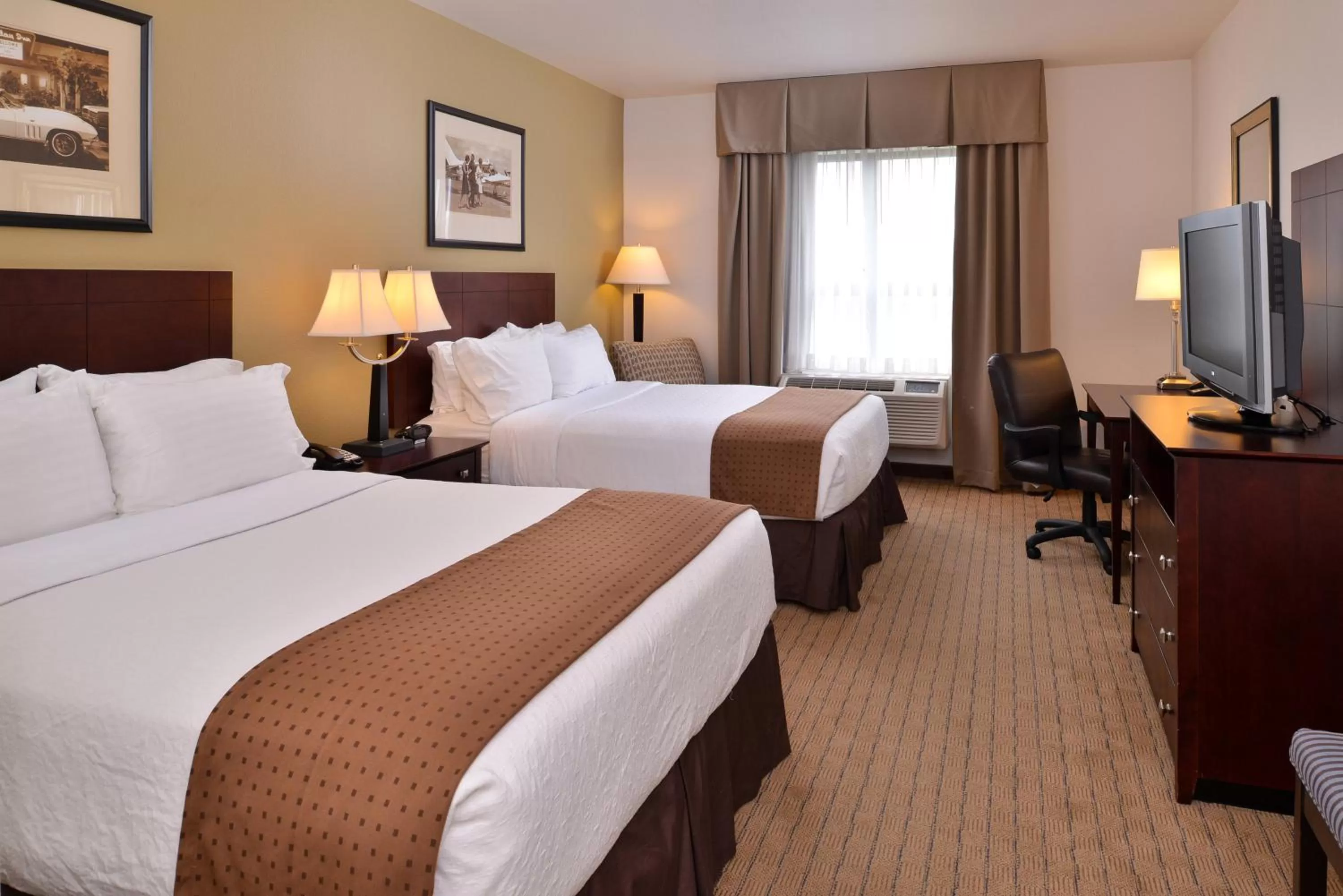 Standard Queen Room with Two Queen Beds in Holiday Inn Madison at The American Center by IHG