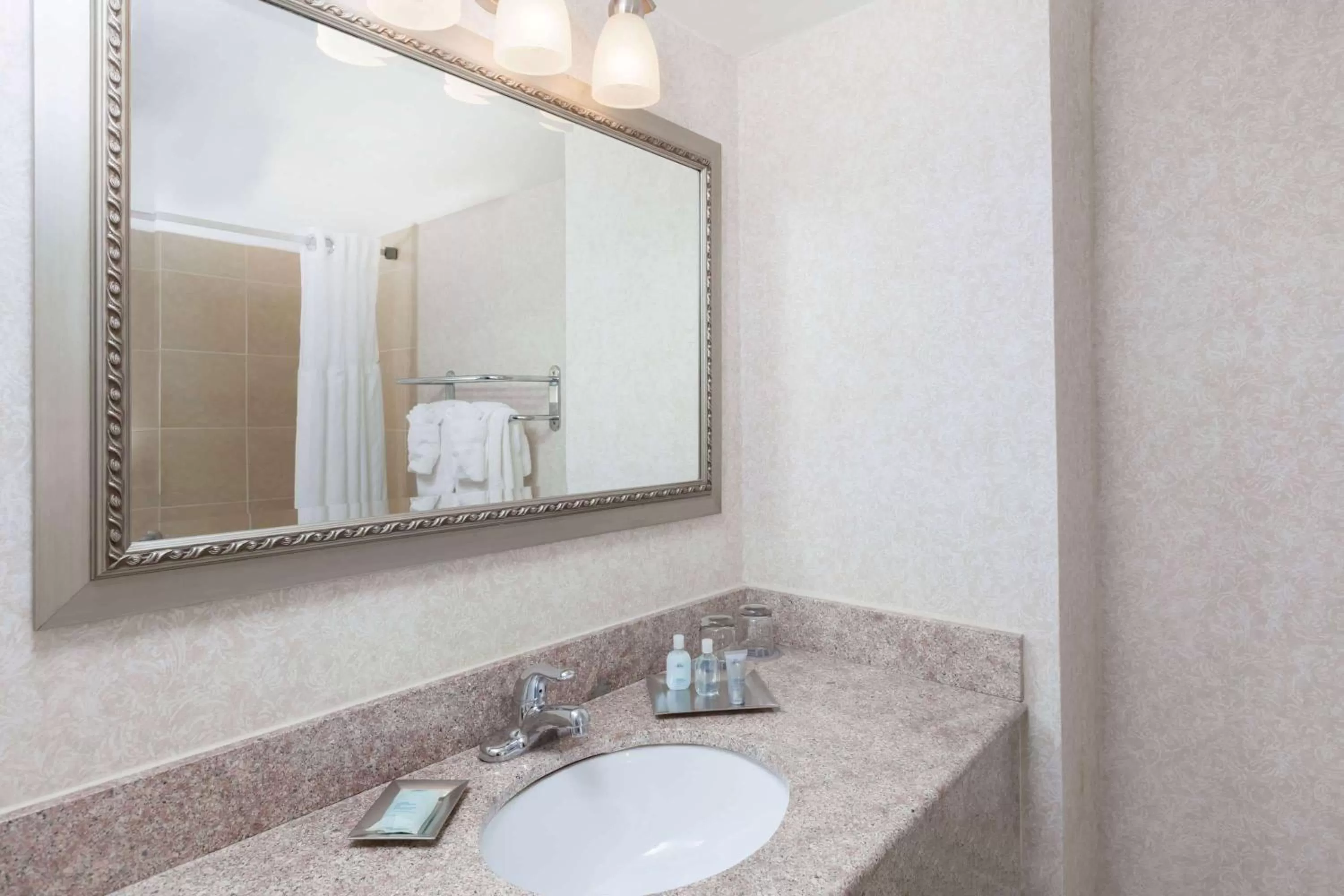 Coastal King Room with Jacuzzi - Non-Smoking in Wyndham Virginia Beach Oceanfront