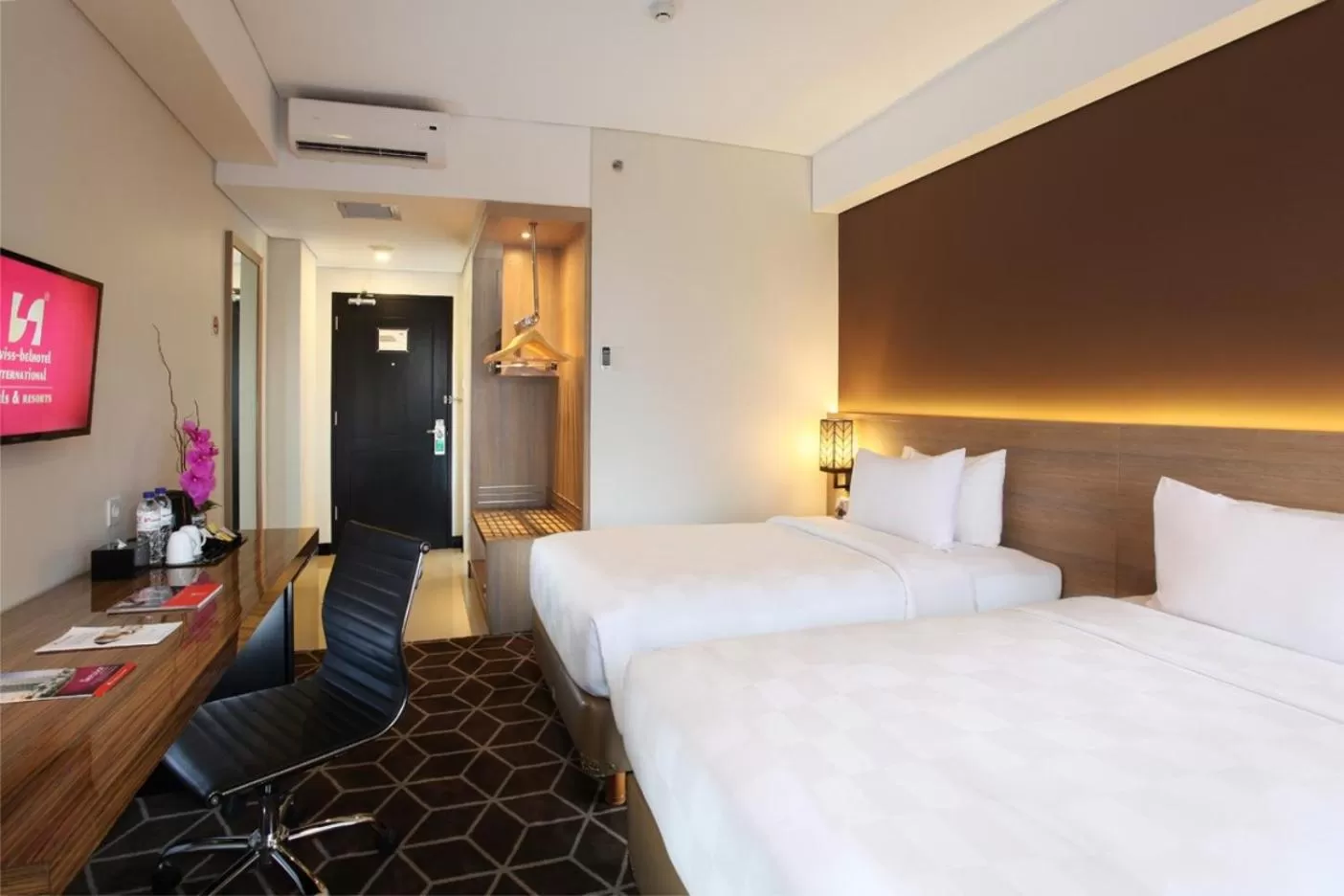 Deluxe Twin Room in Swiss-Belinn Tunjungan Surabaya