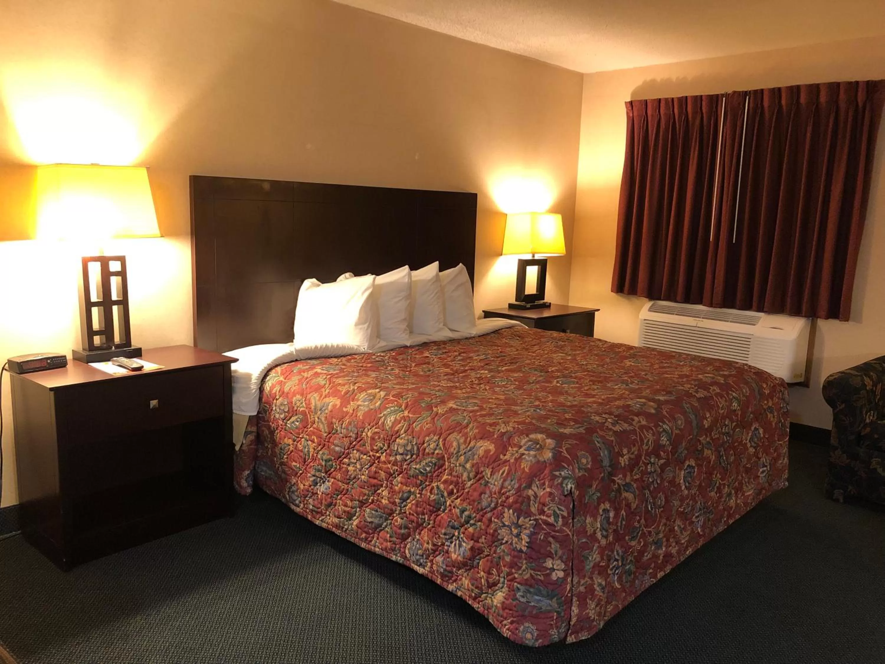 King Suite - Non-Smoking in Super 8 by Wyndham Superior WI