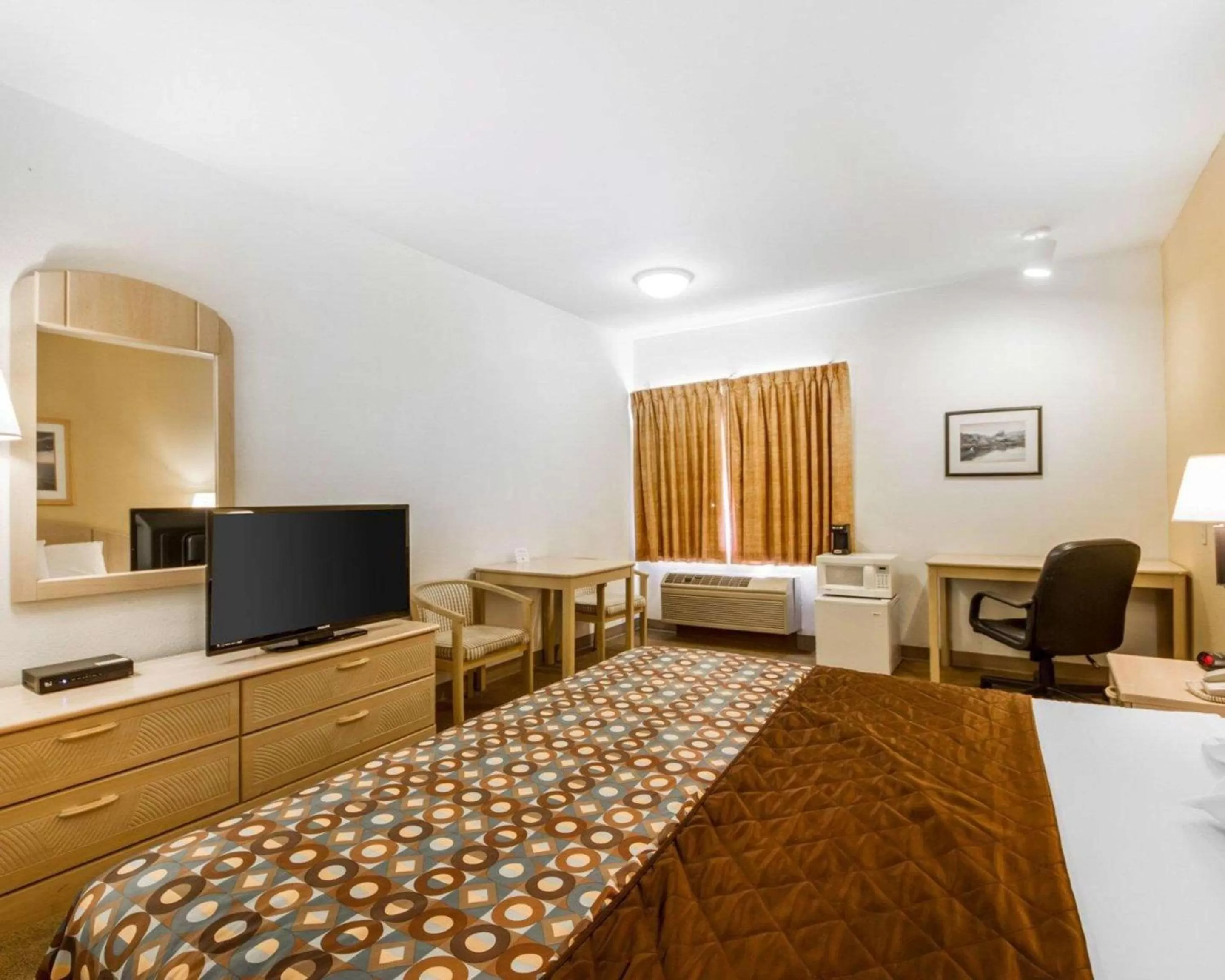 King Room - Accessible/Non-Smoking in Rodeway Inn