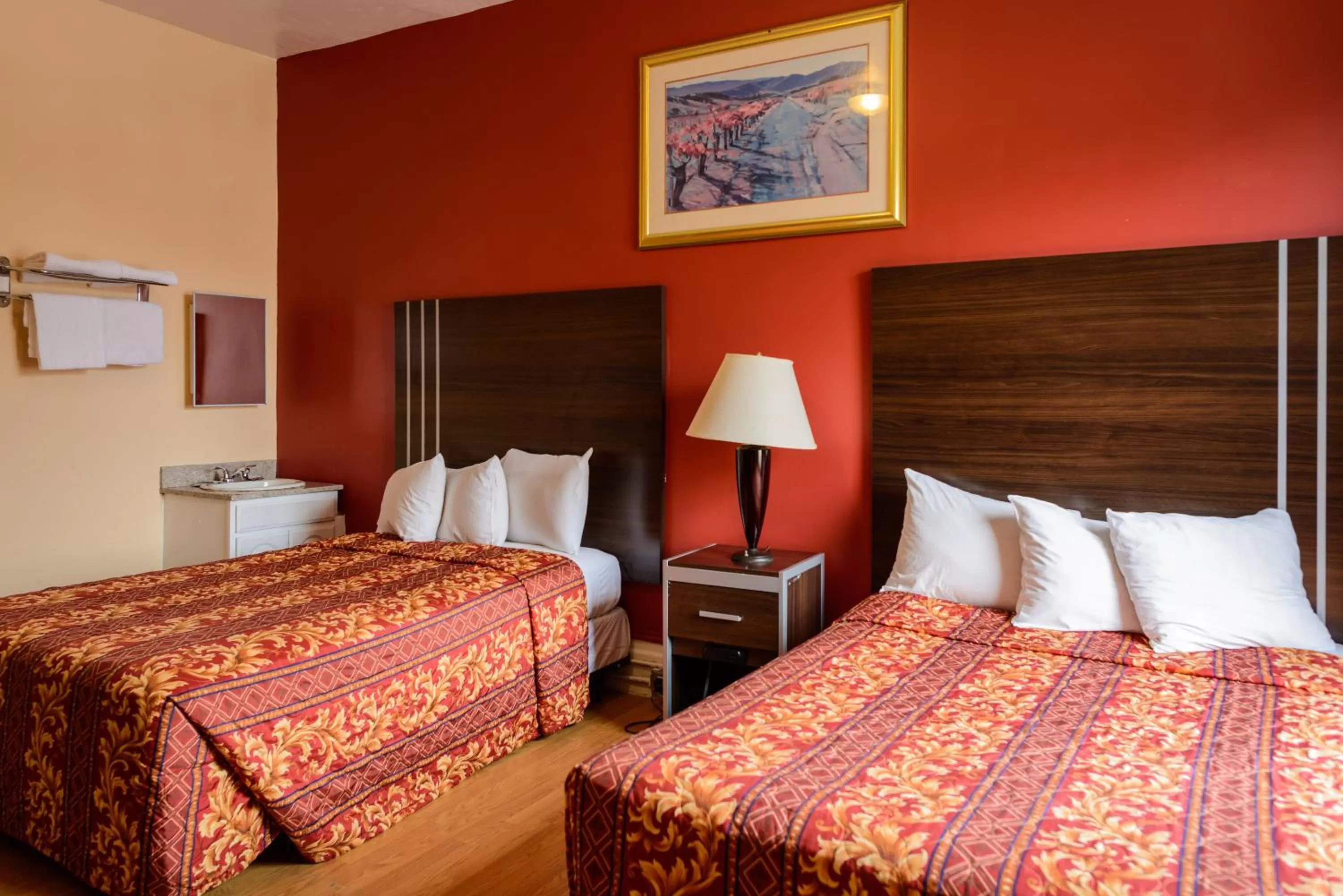 Double Room with Two Double Beds and Shared Bathroom in Europa Hotel