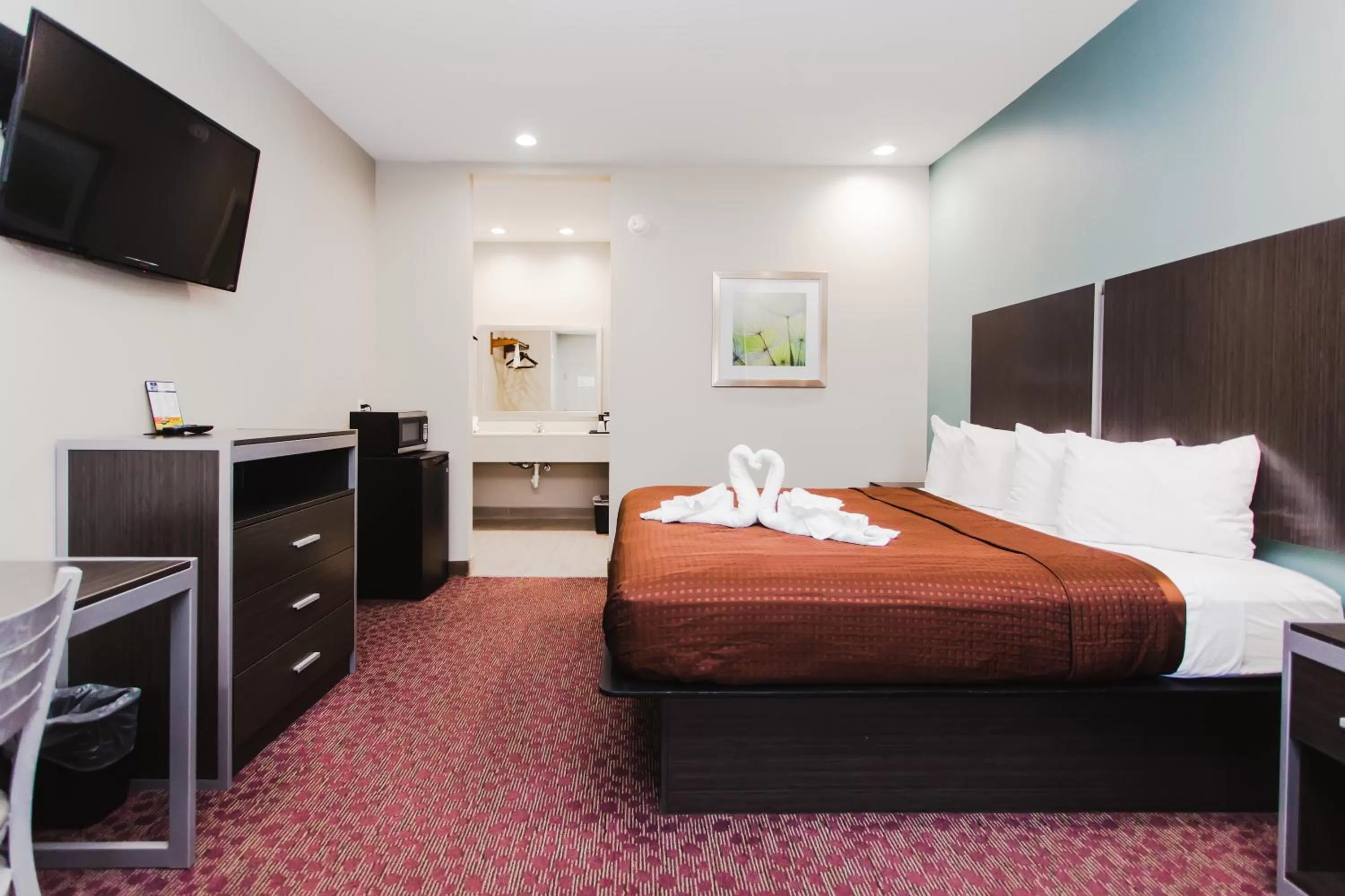 King Suite in Express Inn - Spring