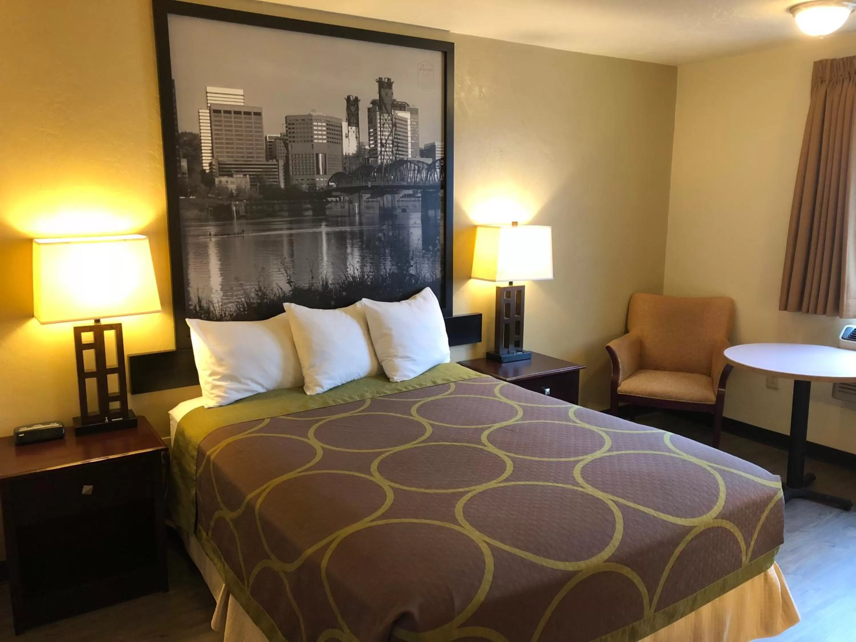 Queen Room - Smoking in Super 8 by Wyndham Woodburn