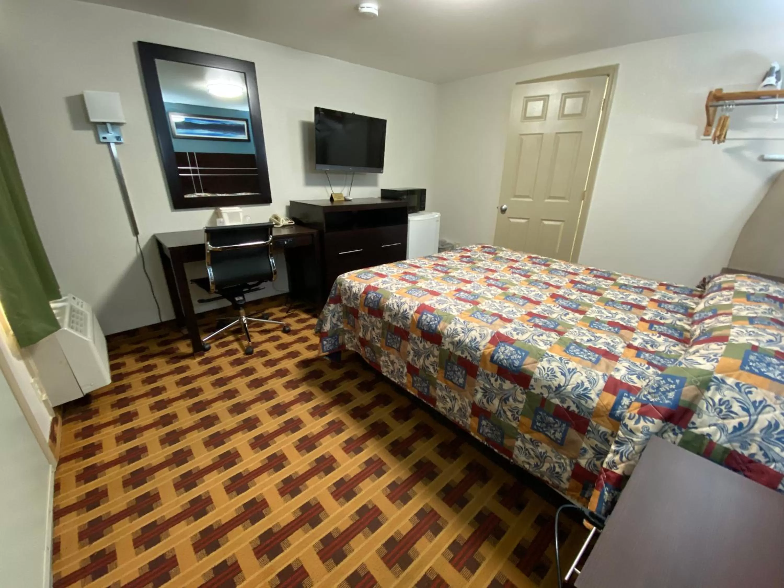 Queen Room - Non-Smoking in Lodge Inn Wrightstown - Fort Dix