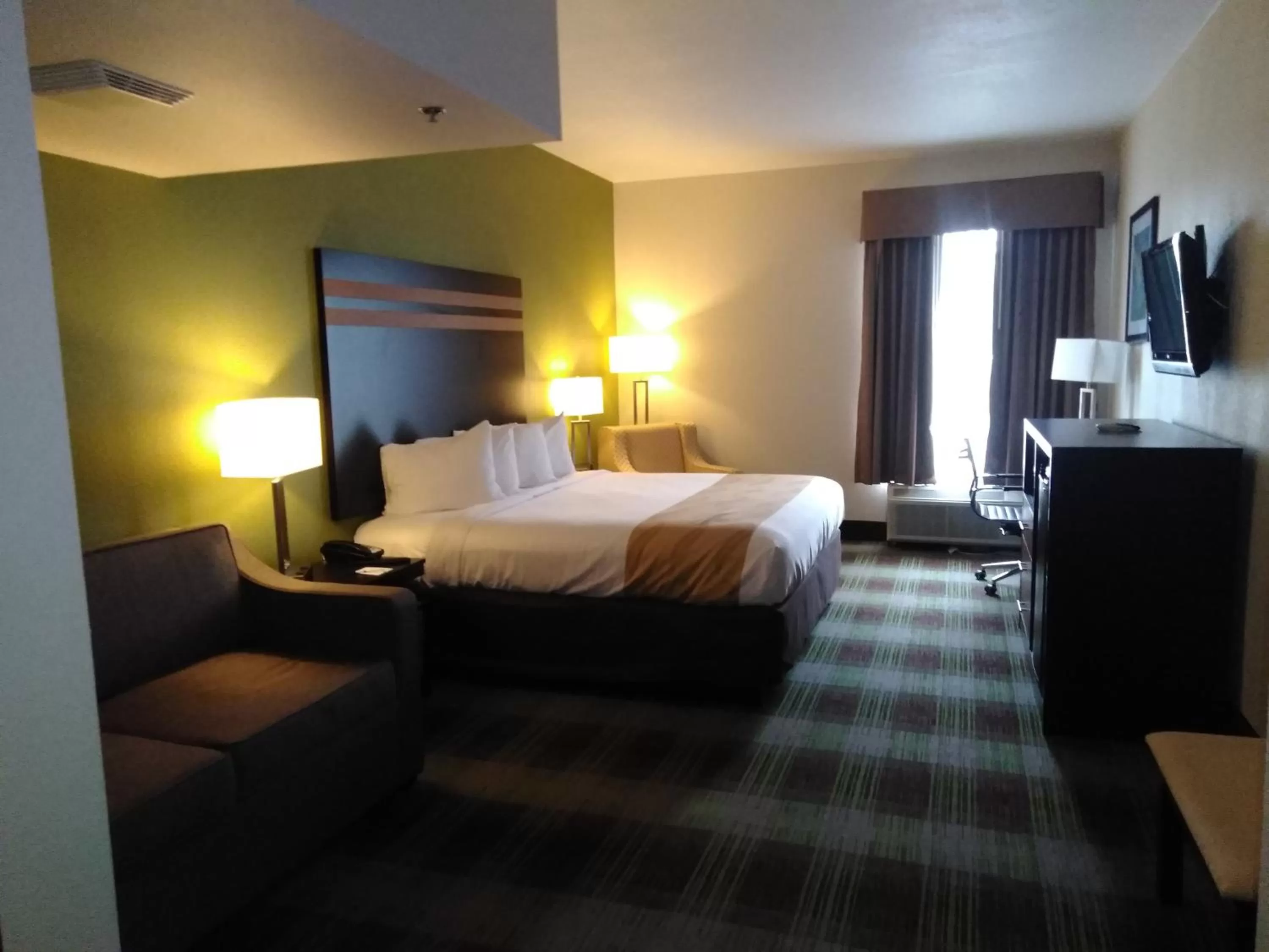King Suite with Sofa Bed - Non-Smoking in Quality Inn & Suites Mount Vernon