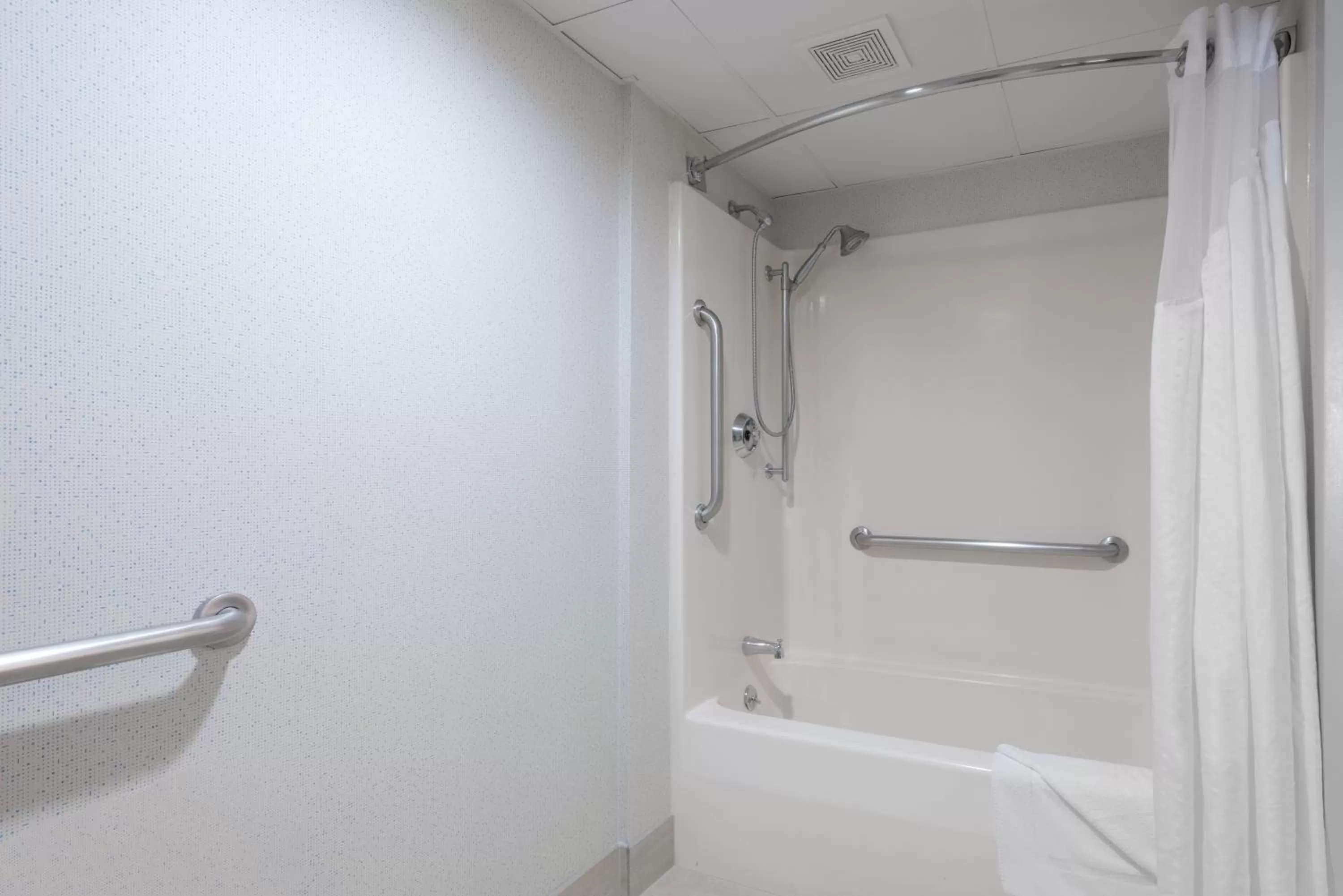 Standard King Room with Mobility Accessible Tub in Holiday Inn Express Ramsey Mahwah by IHG