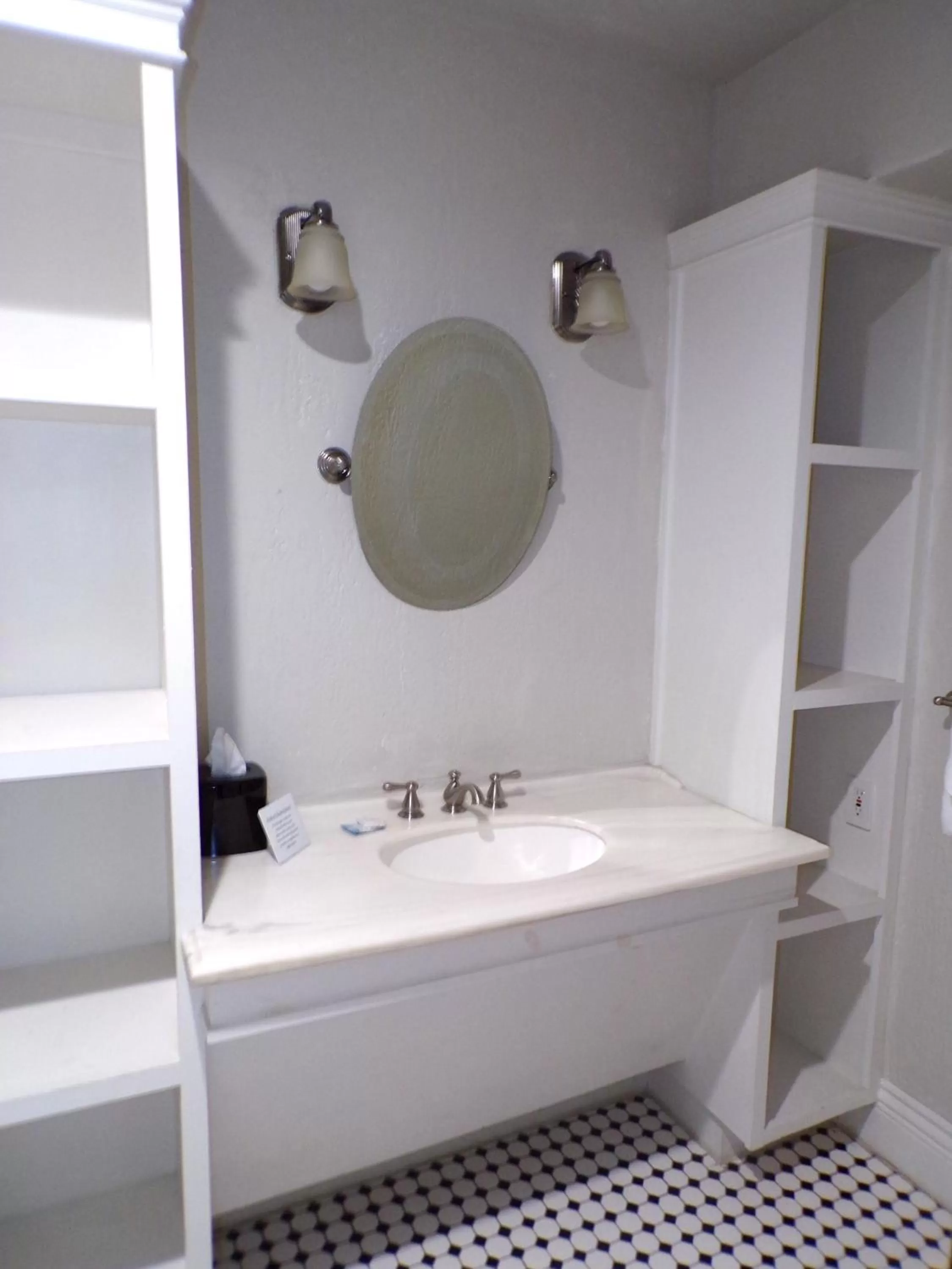 King Room with River View in Niagara Crossing Hotel and Spa